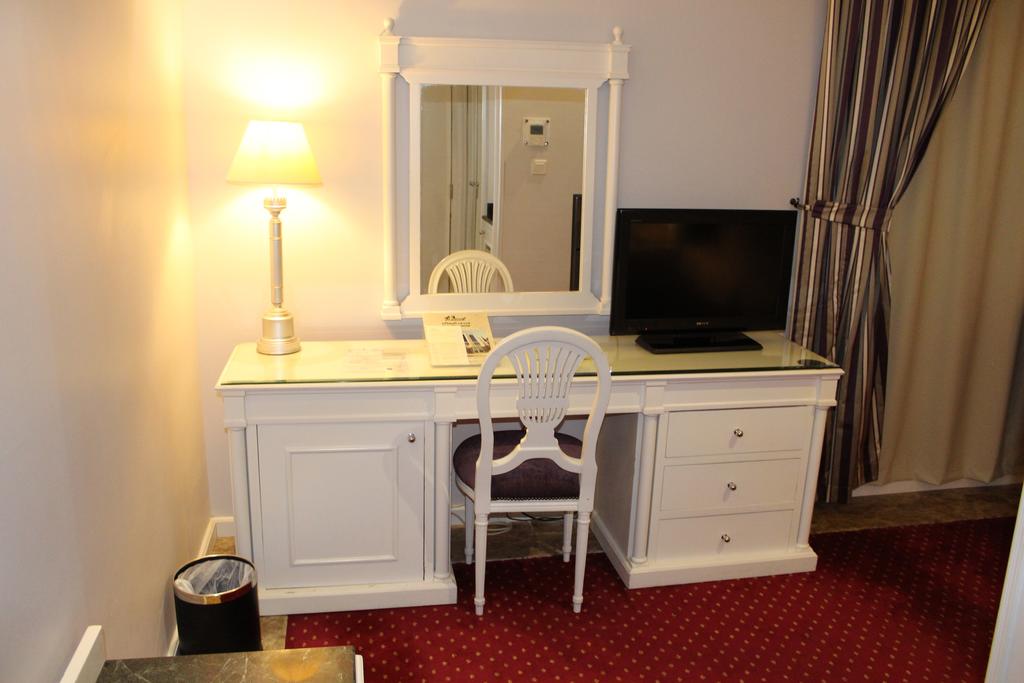 Al Bustan Hotel