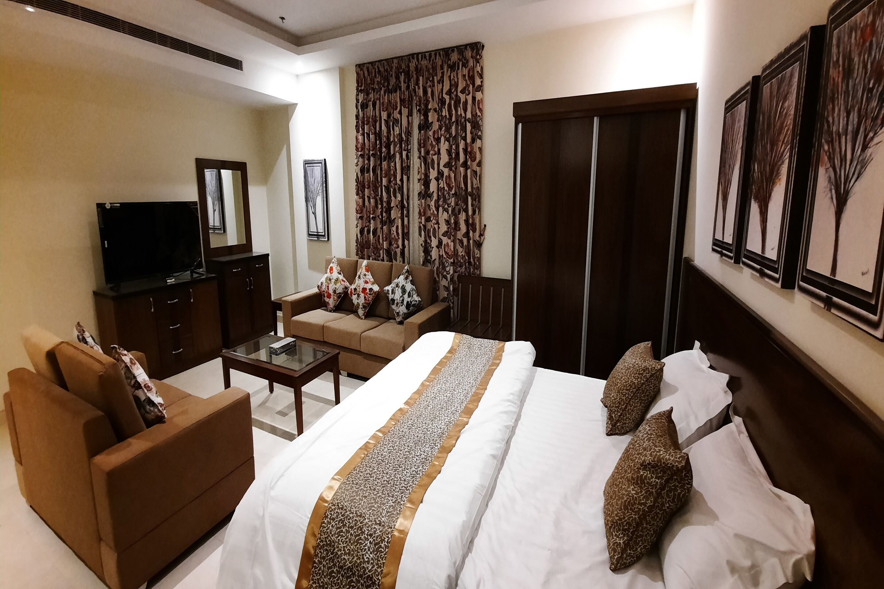 The Blue Rose Hotel by OYO Rooms