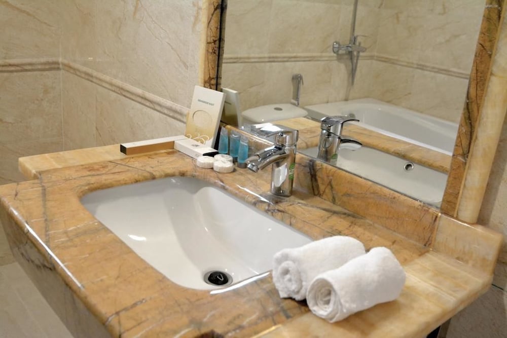Grndeur East Hotel Suites