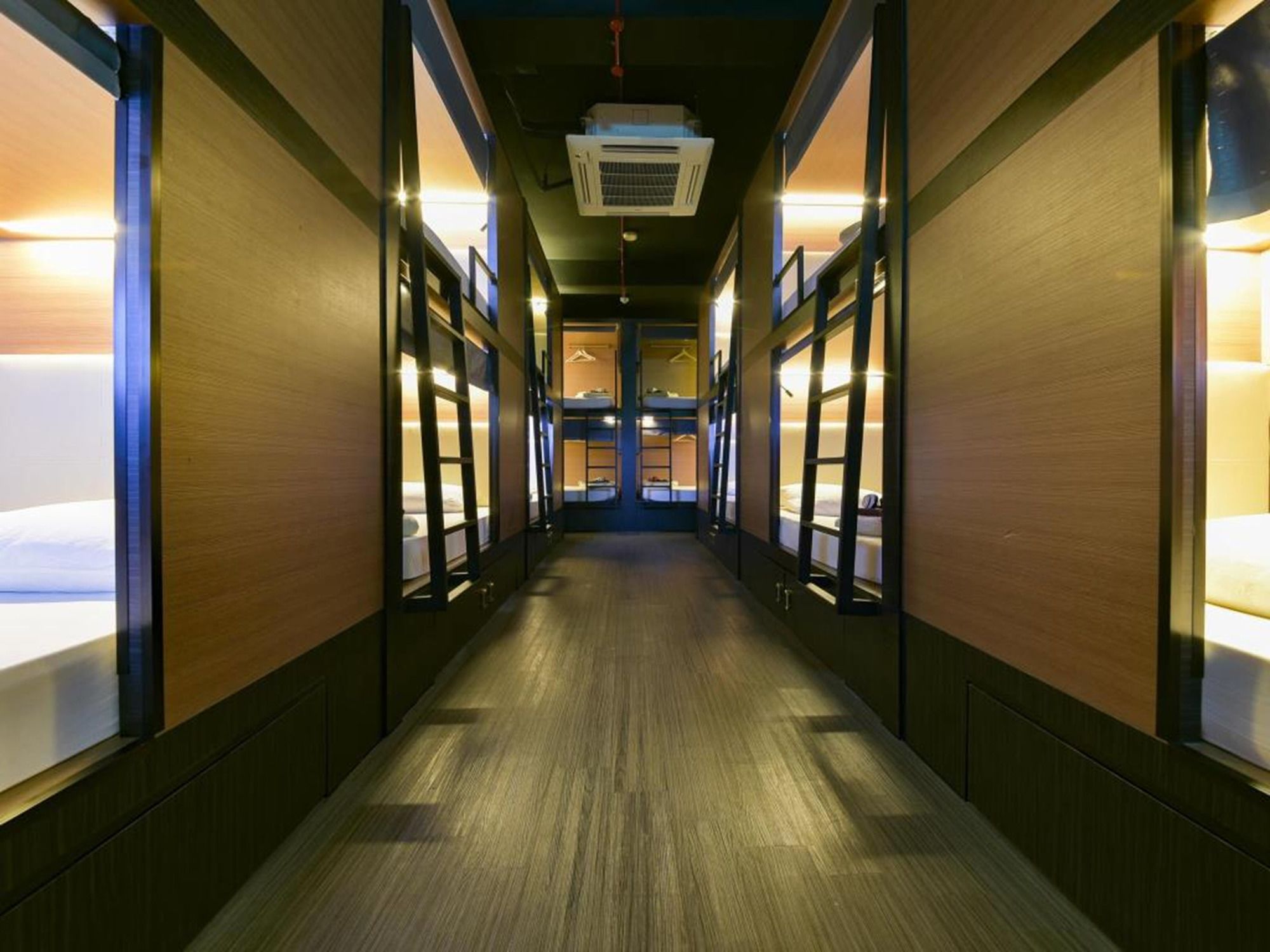 Chic Capsule Otel