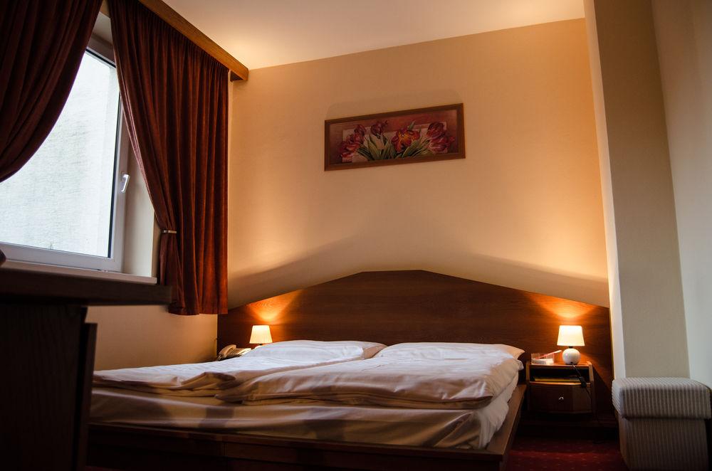 Hotel West