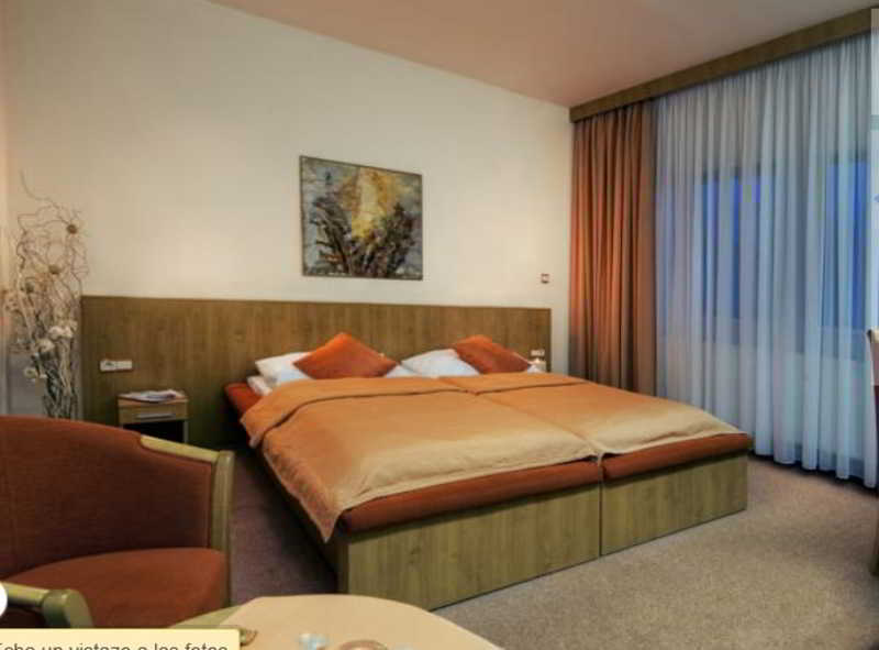 Hotel Seasons