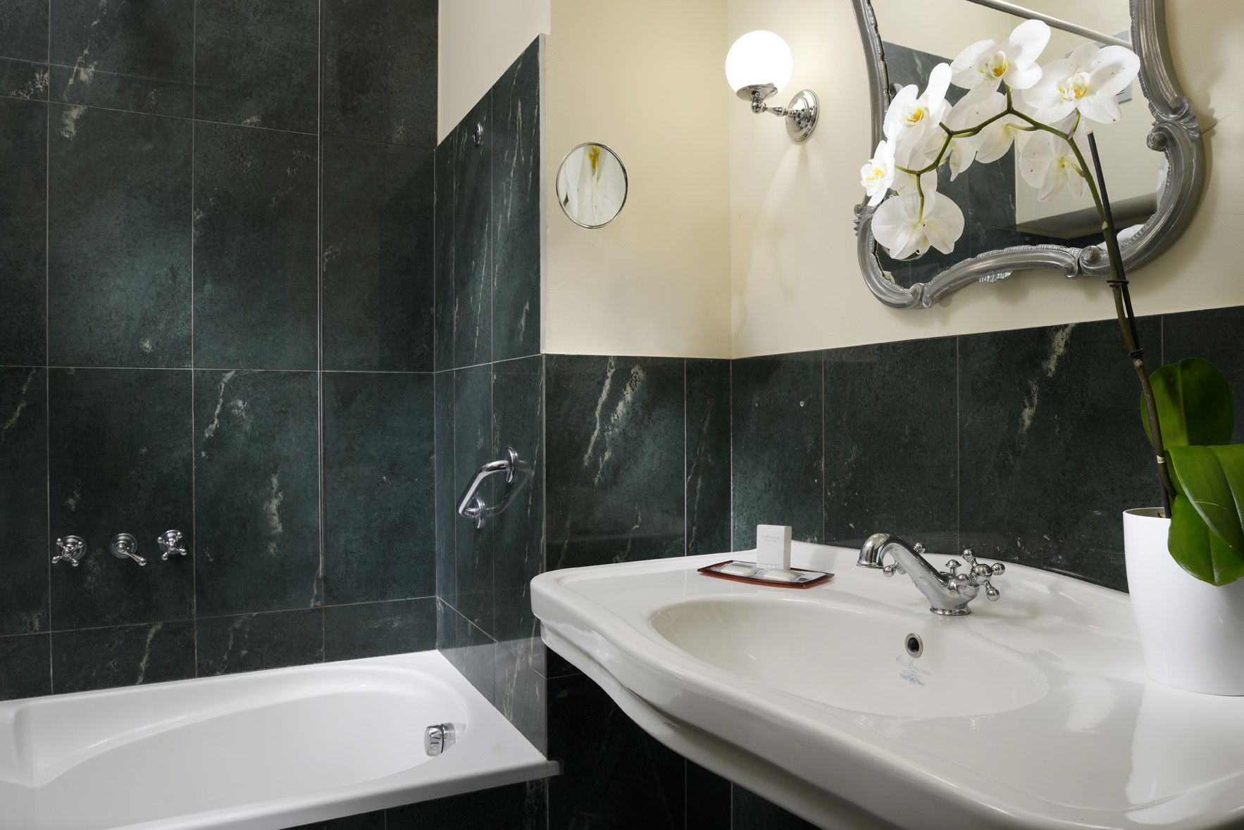 Titano Suites Hotel
