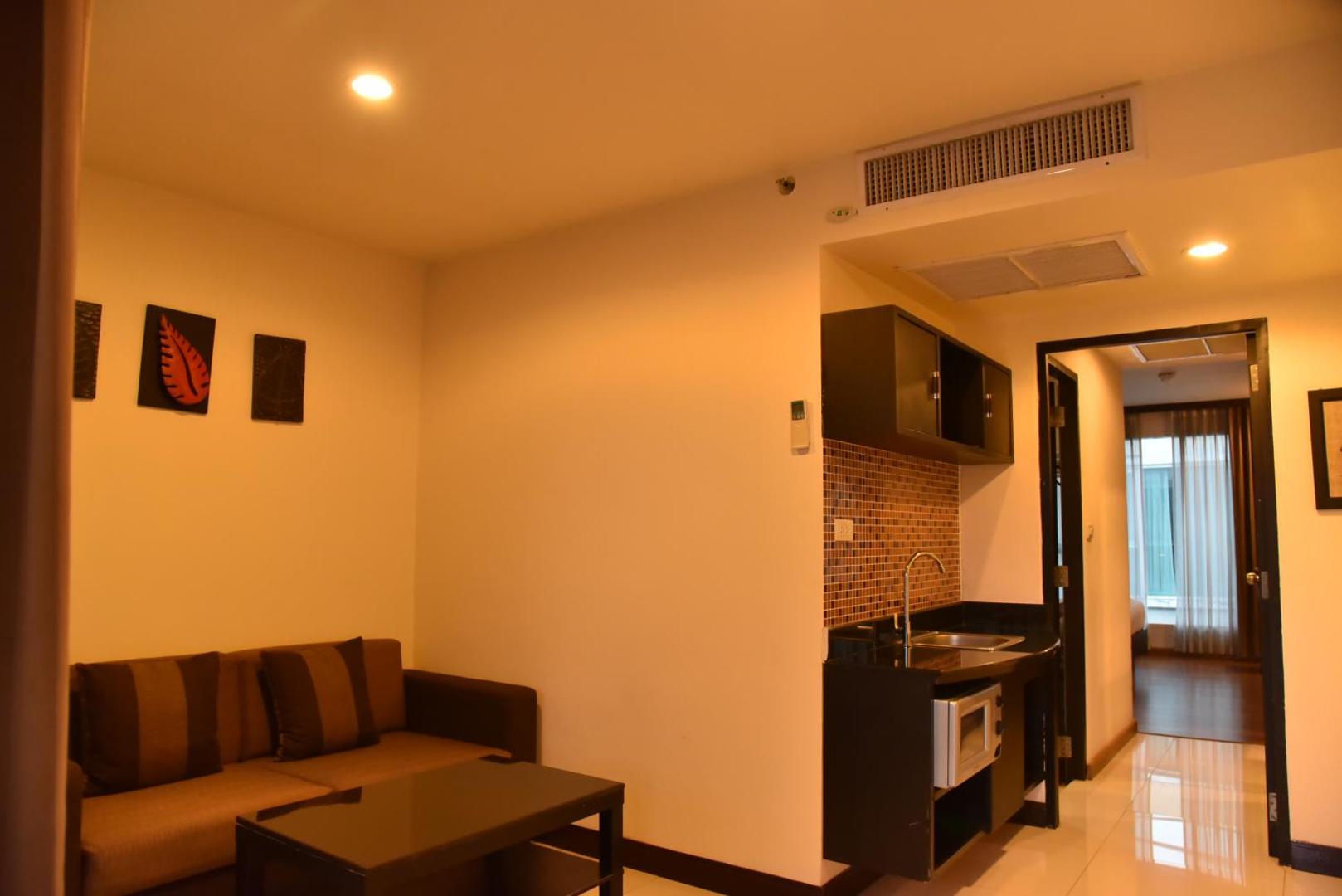Boss Suites Nana Hotel