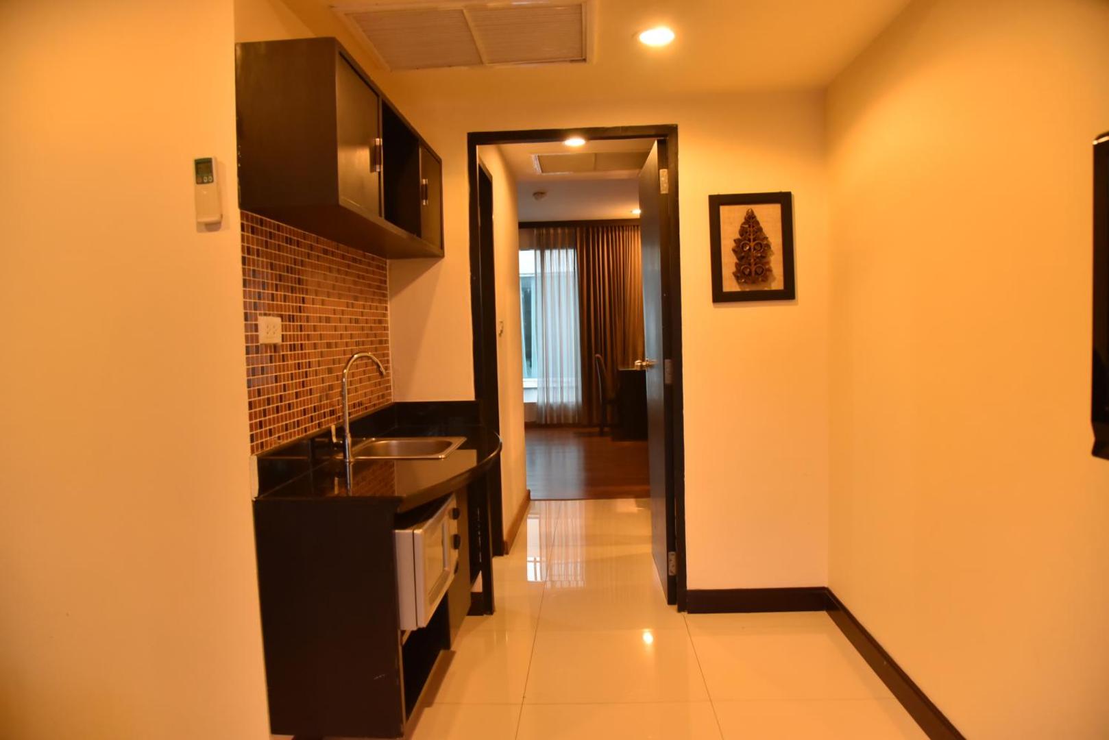 Boss Suites Nana Hotel