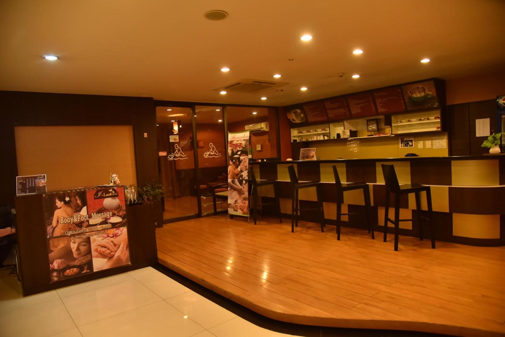 Boss Suites Nana Hotel