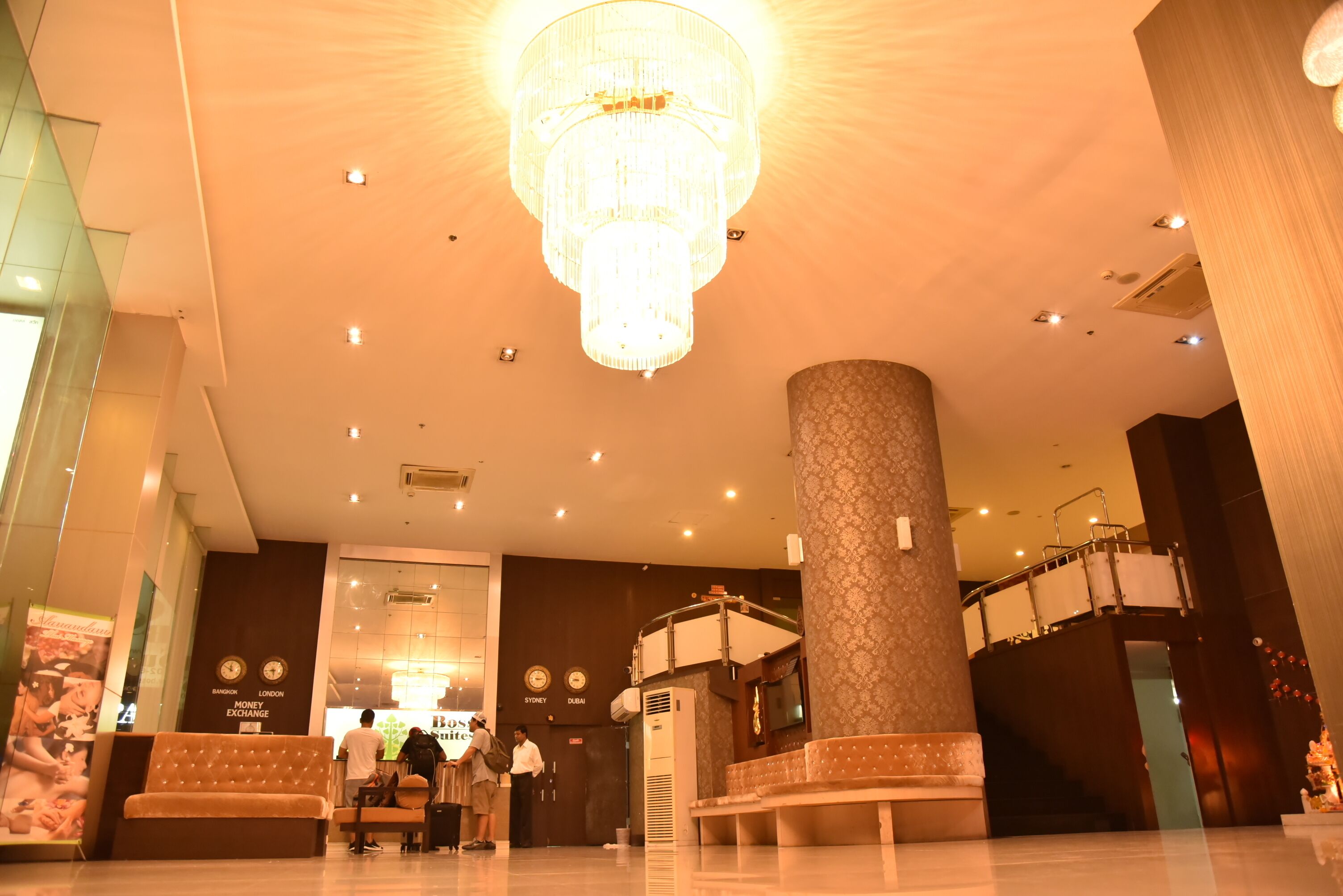 Boss Suites Nana Hotel
