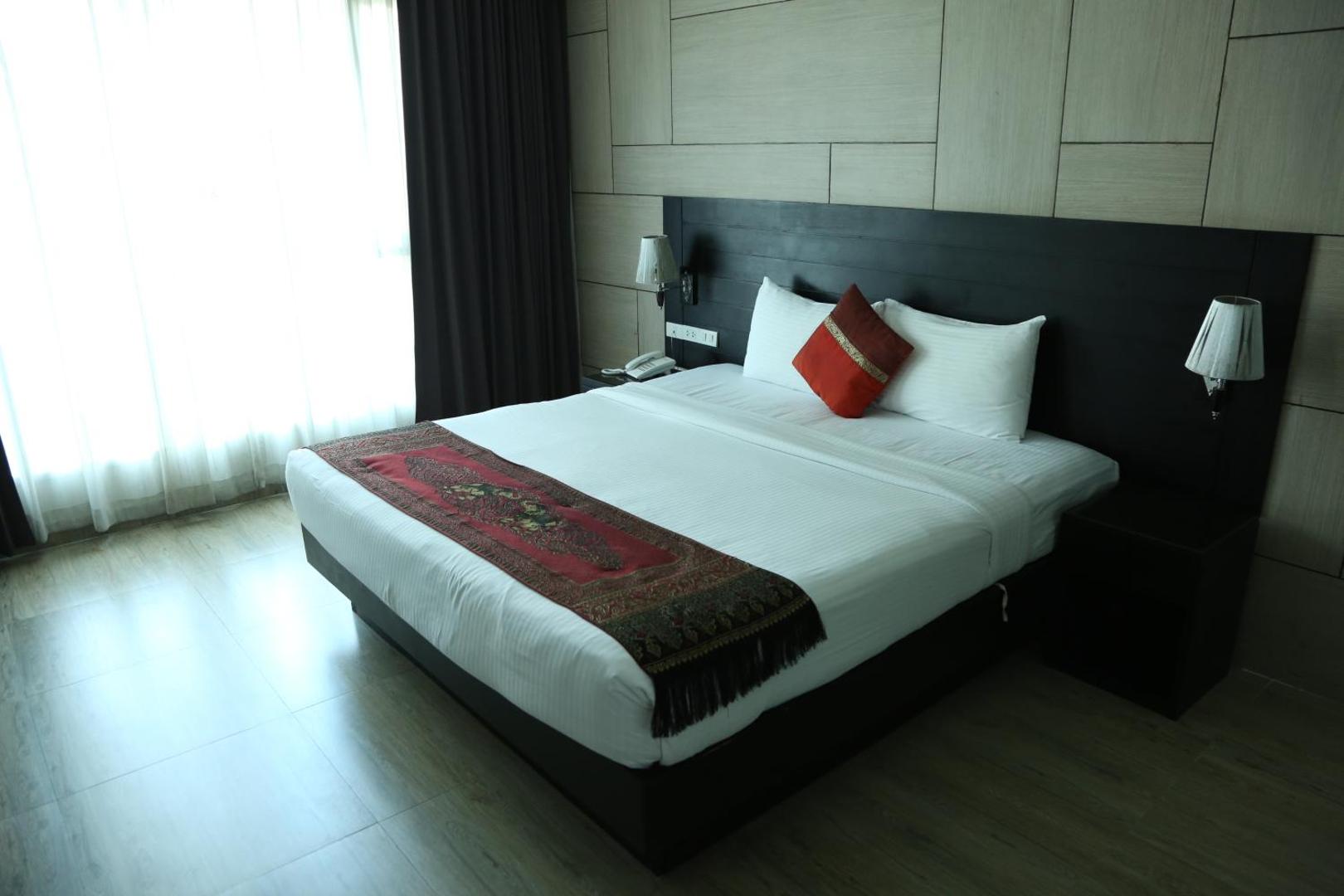 Boss Suites Nana Hotel