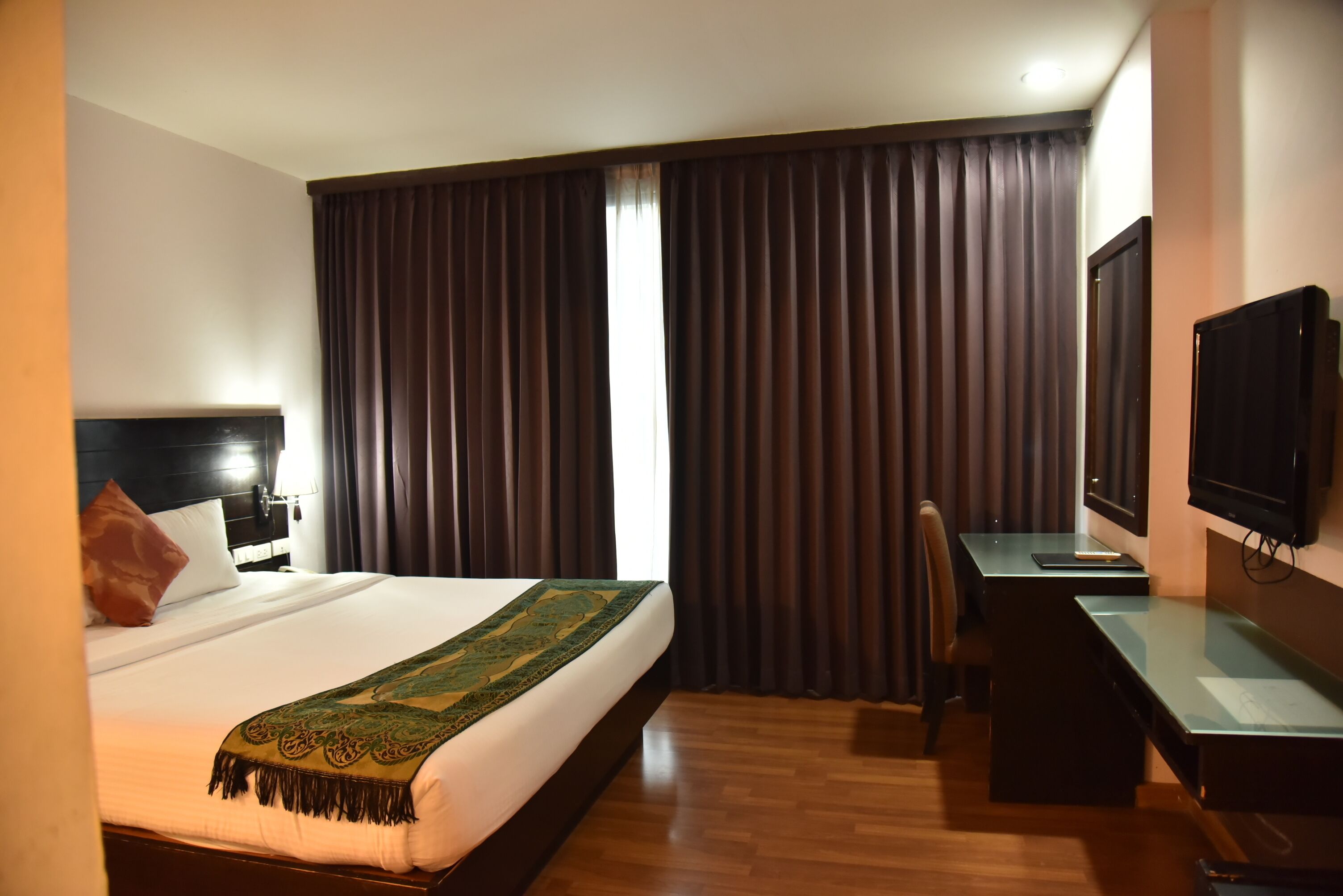 Boss Suites Nana Hotel