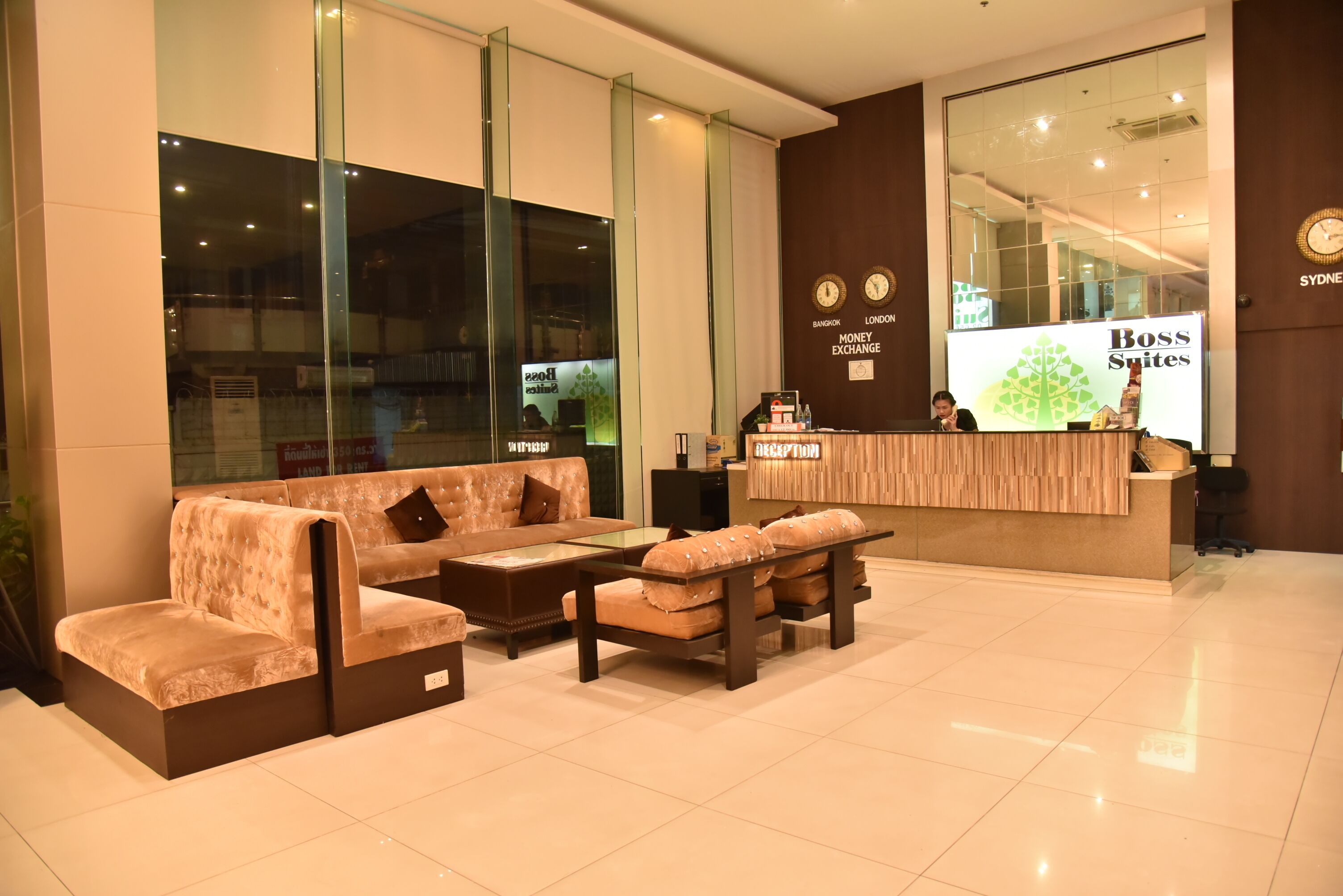 Boss Suites Nana Hotel