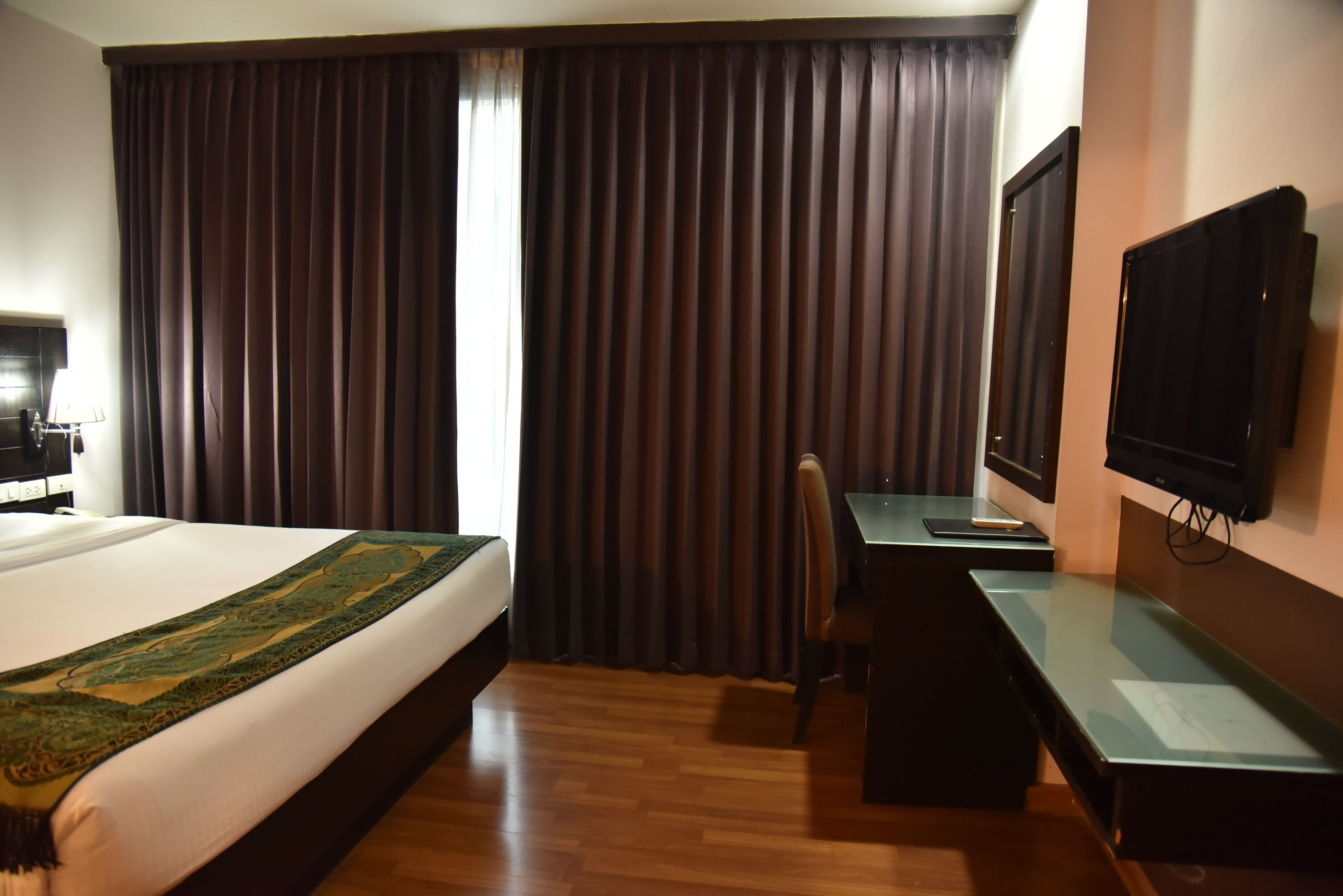 Boss Suites Nana Hotel