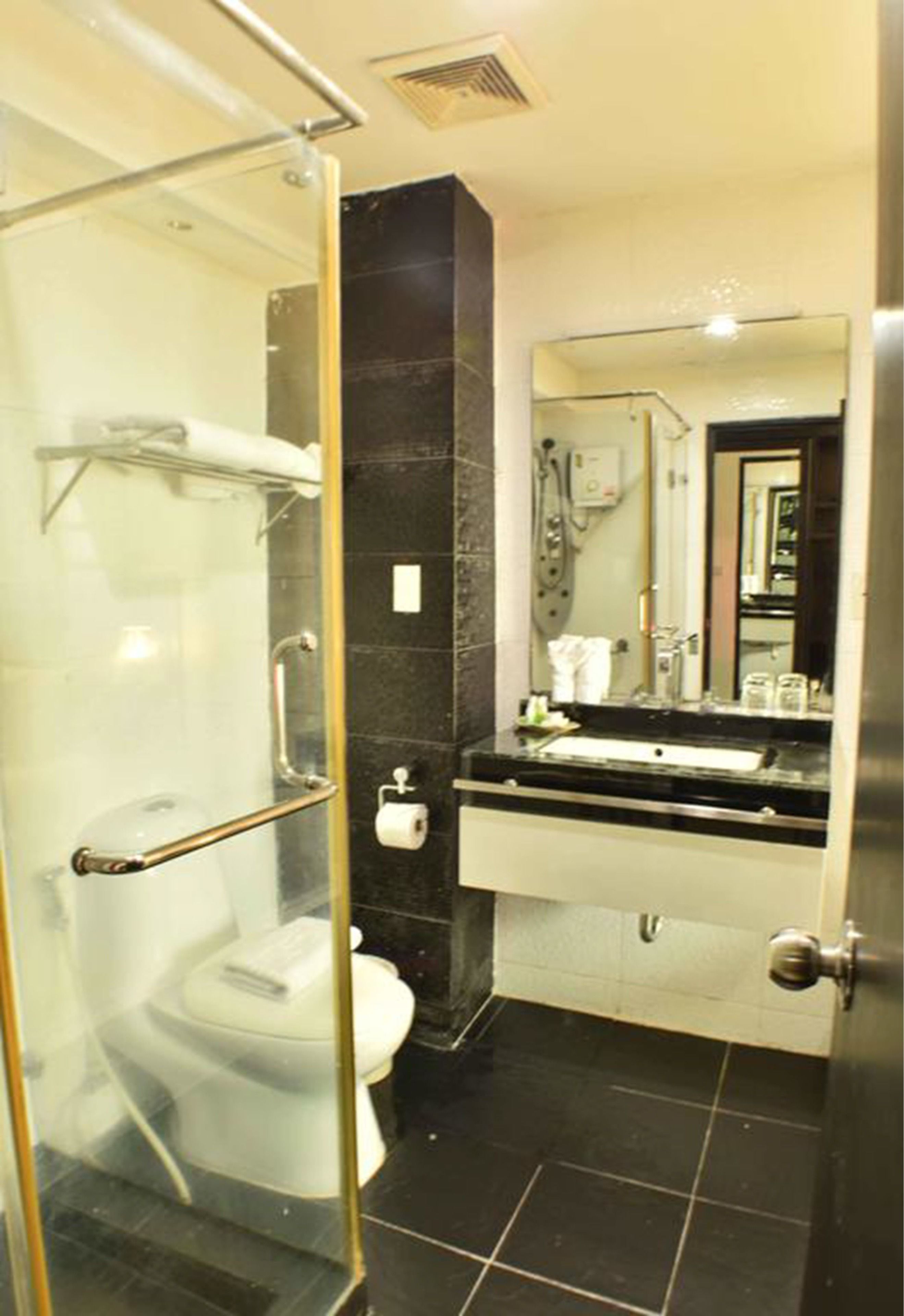 Boss Suites Nana Hotel