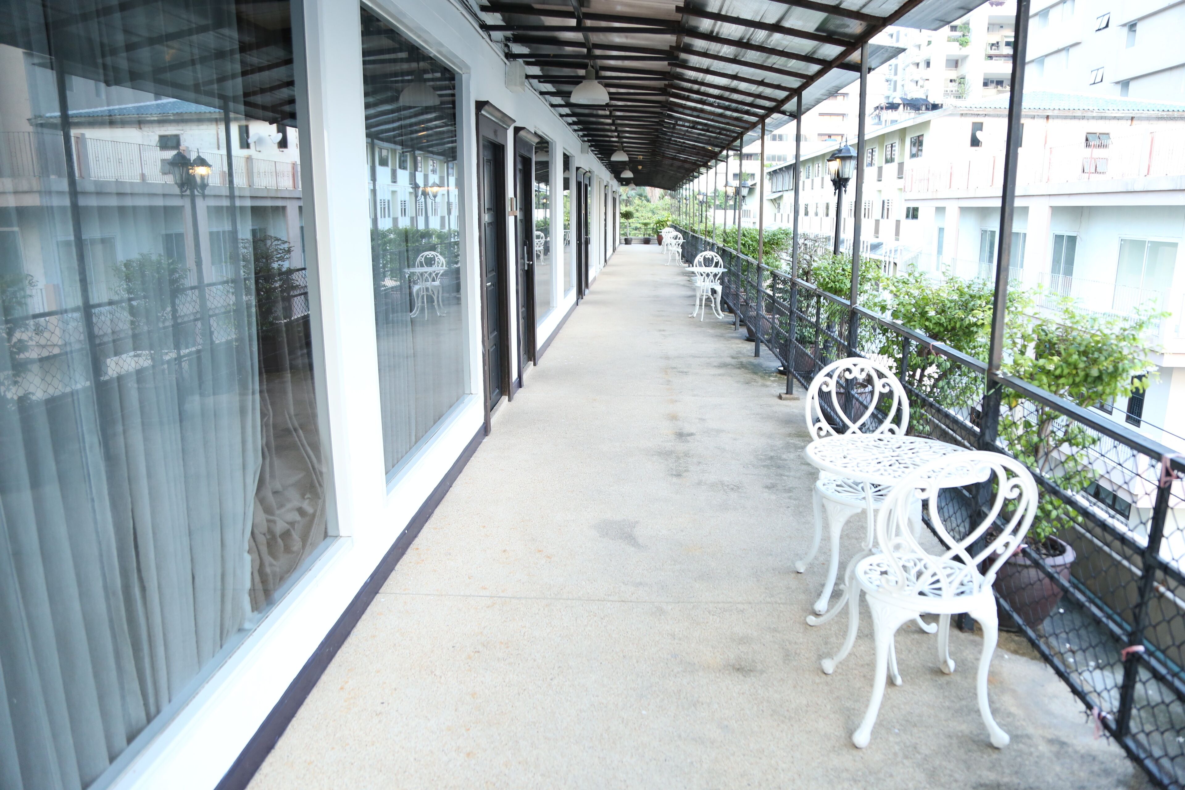 Boss Suites Nana Hotel
