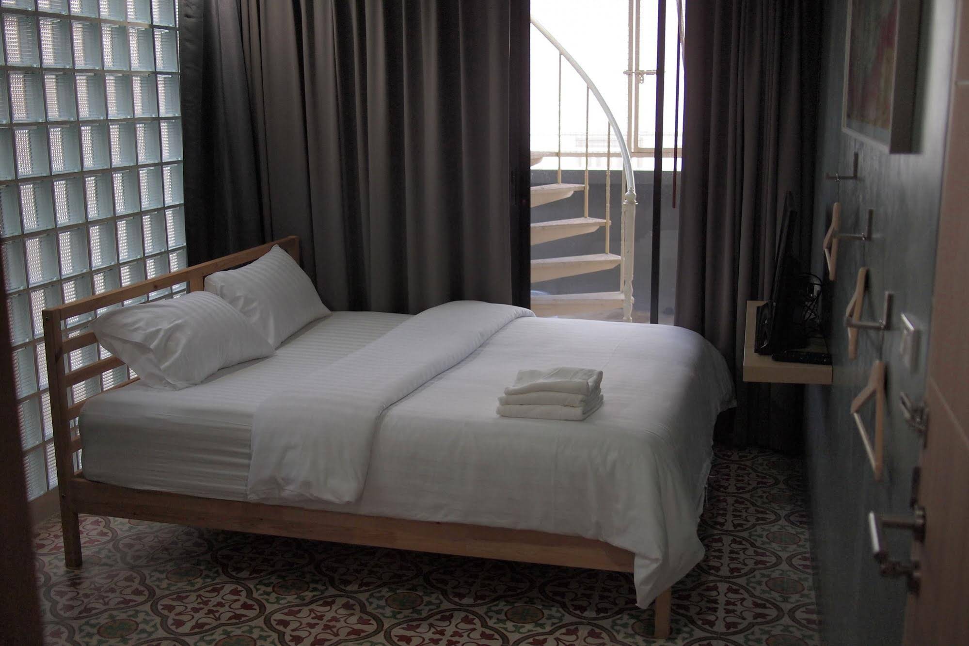 C40Winks Hostel