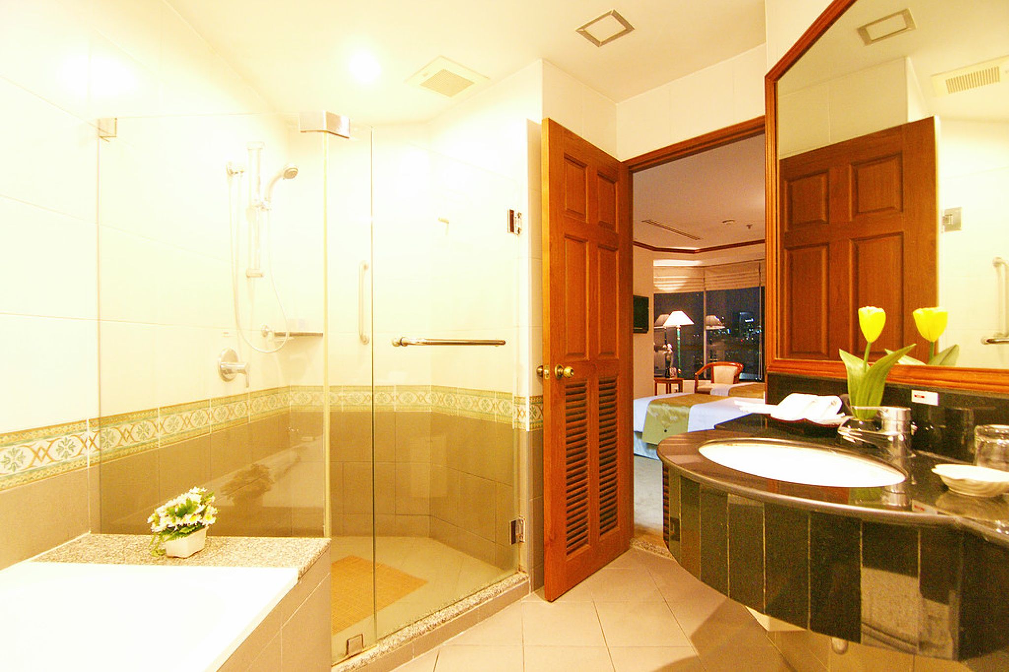 Grand Diamond Suites Hotel