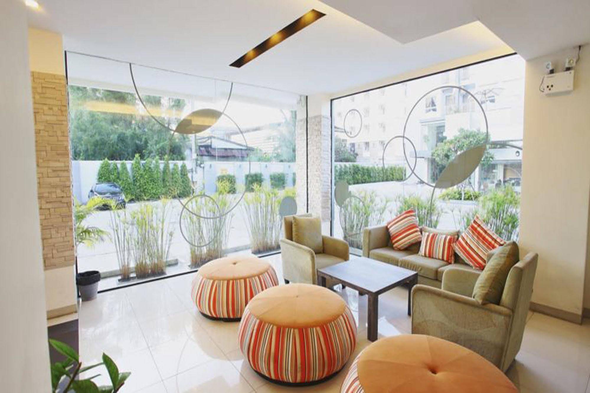 Leenova Hotel