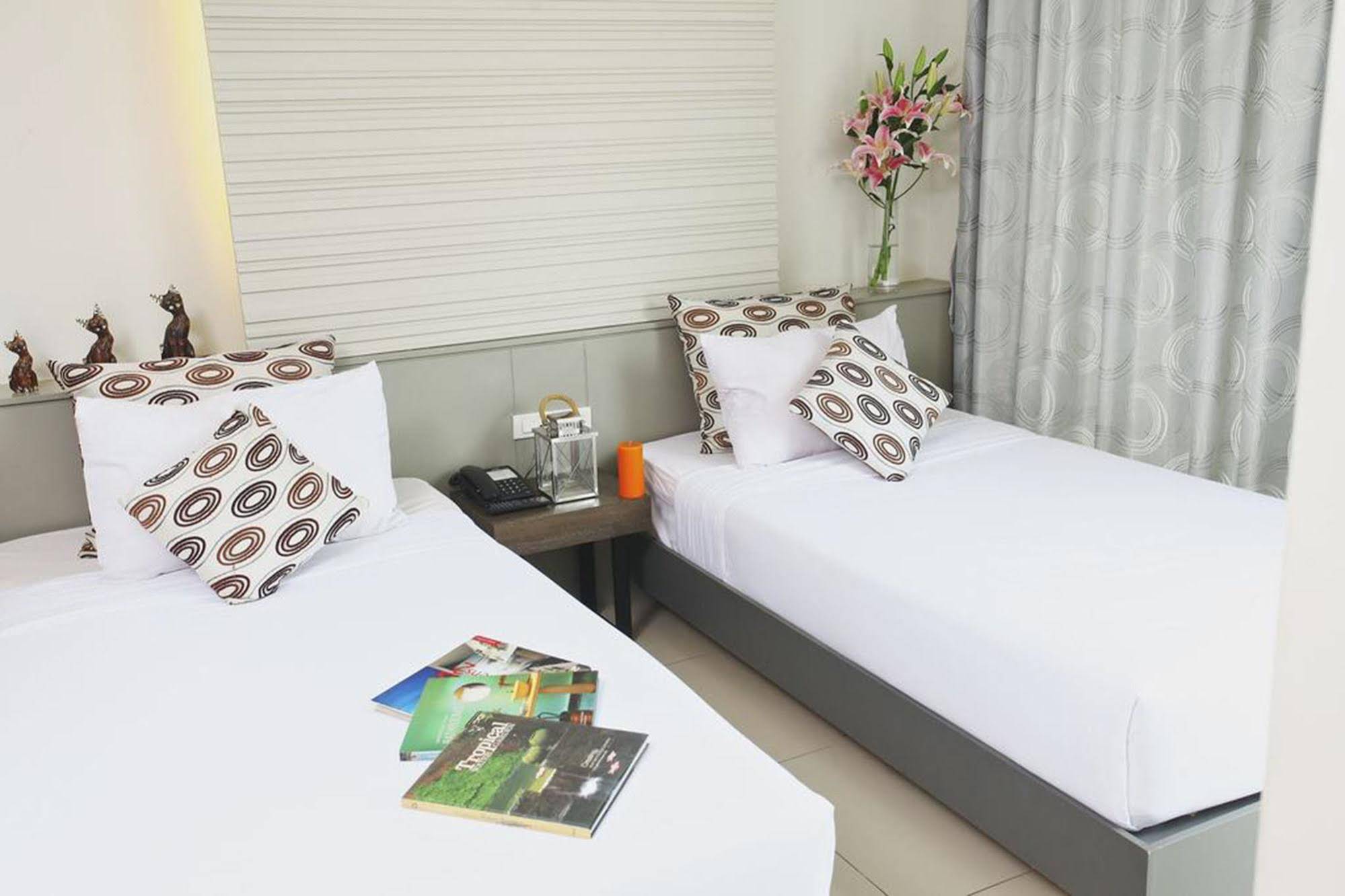 Leenova Hotel