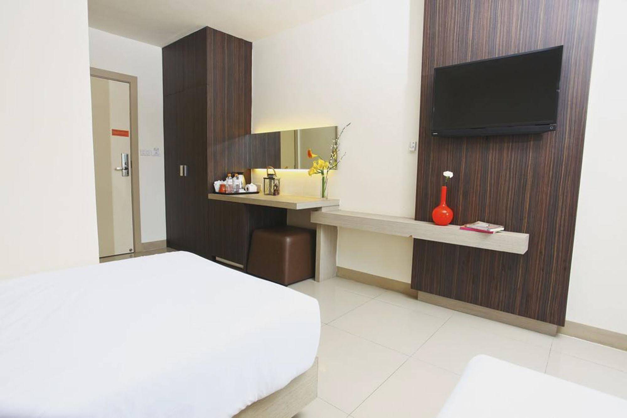 Leenova Hotel