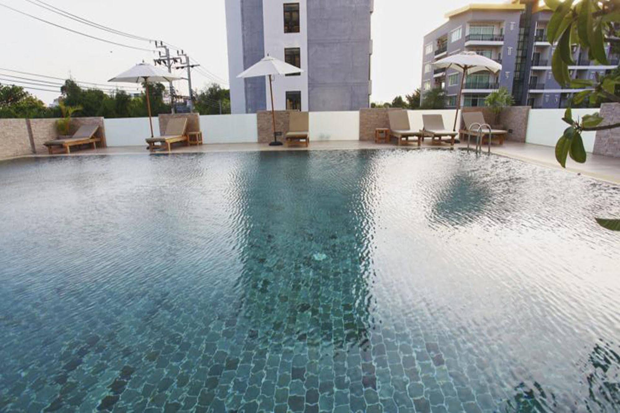 Leenova Hotel