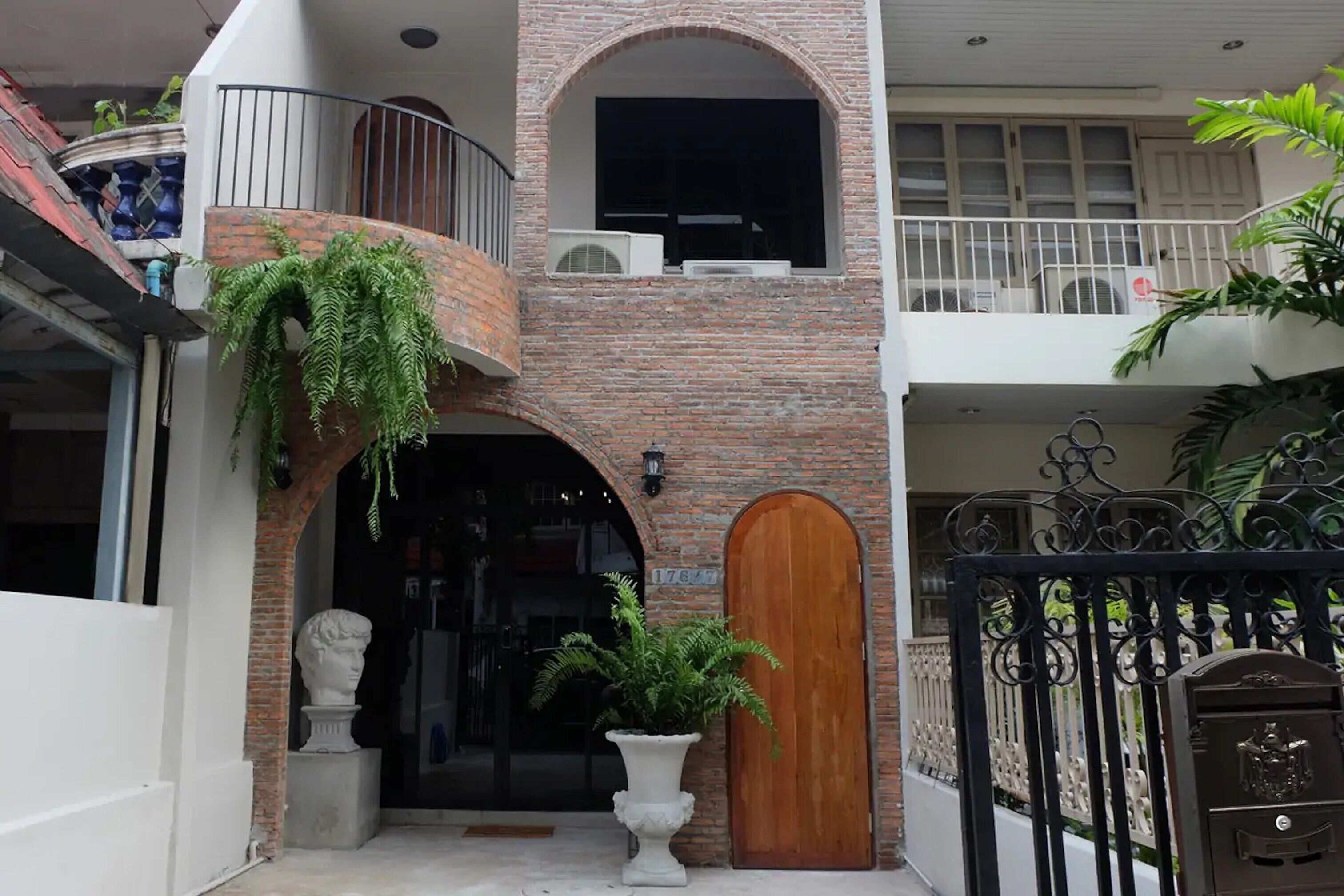 Lion's Den Hotel