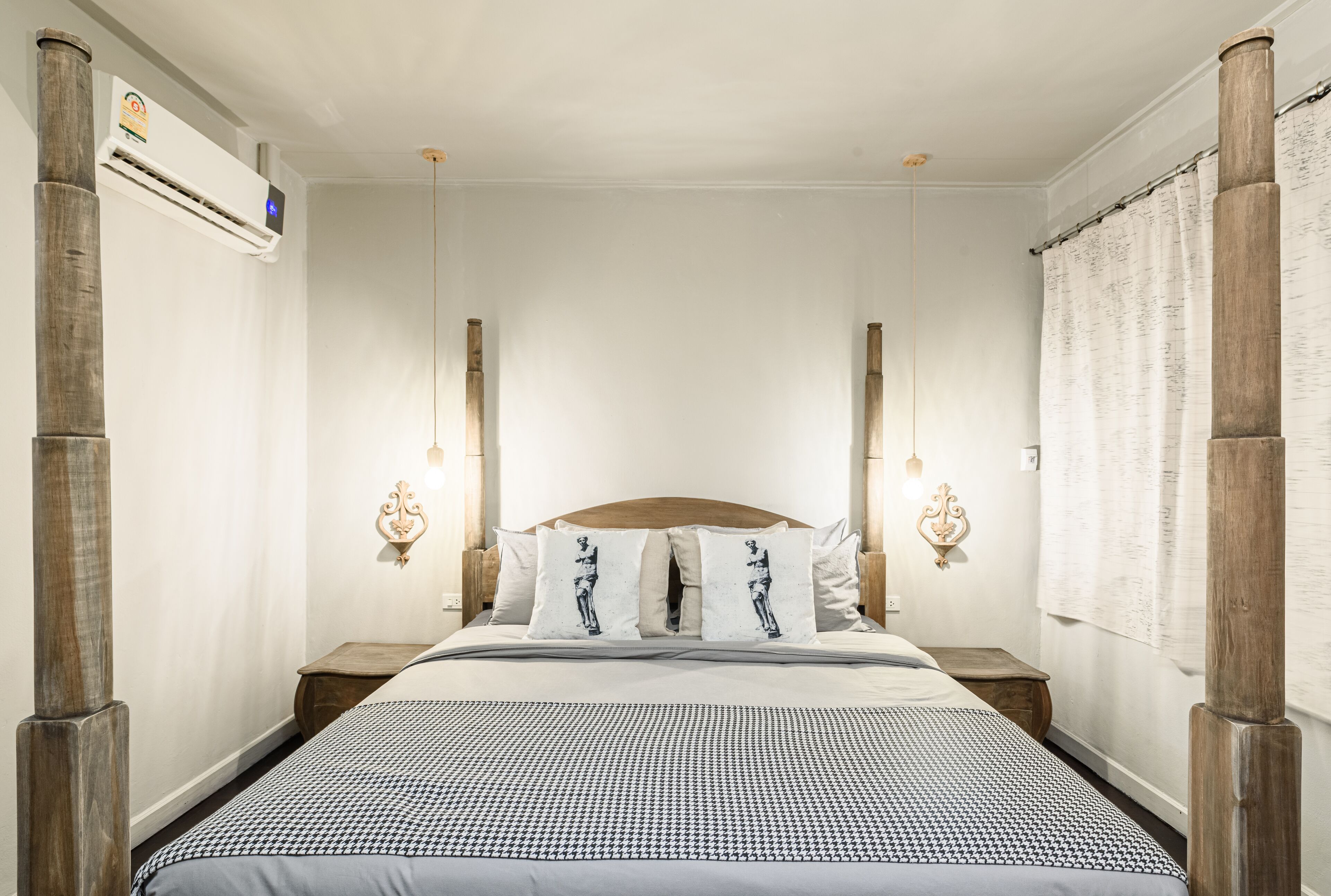 Lion's Den Hotel