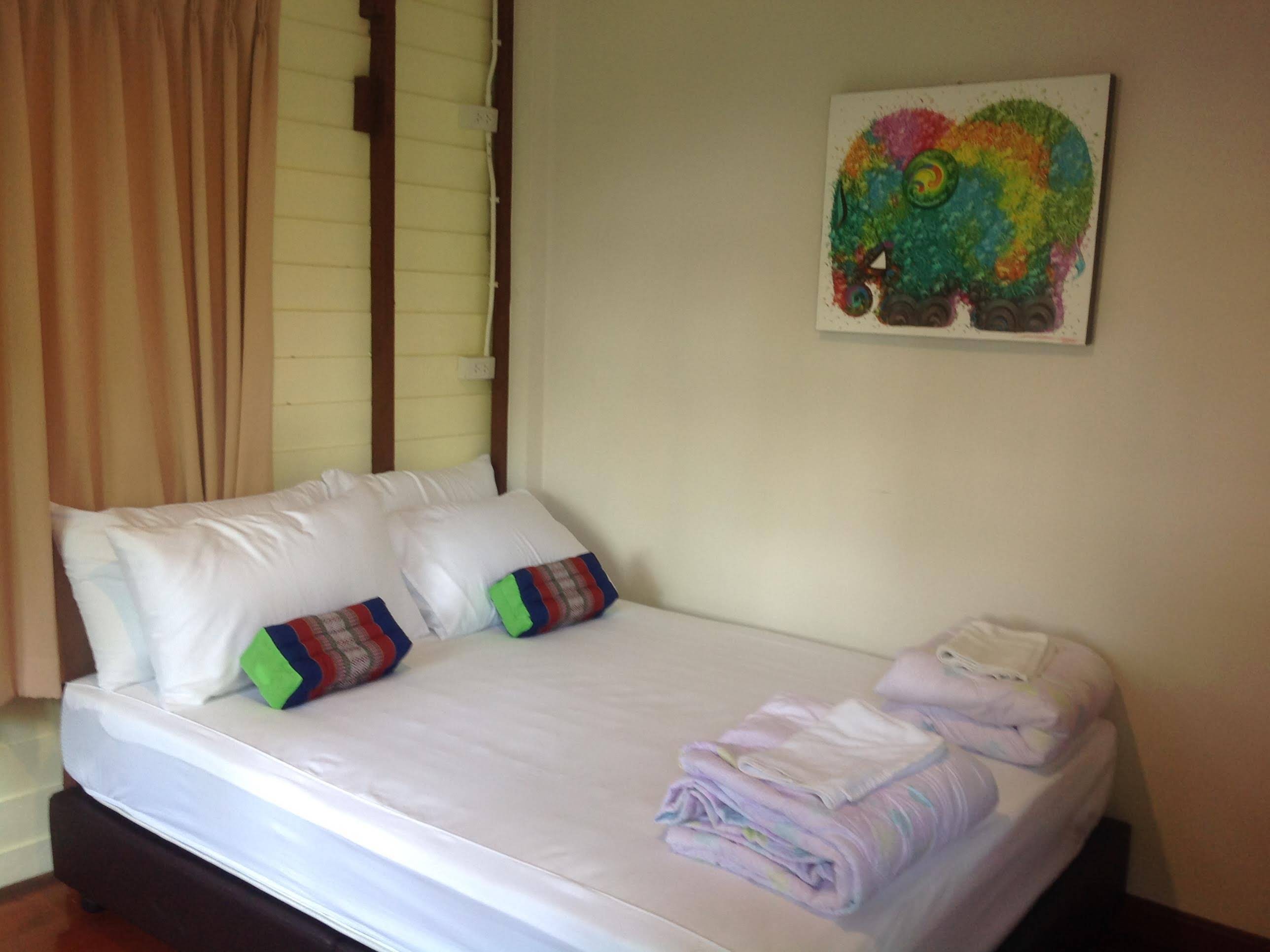 Nang Ta Yon At Ban Thap Chang Hostel