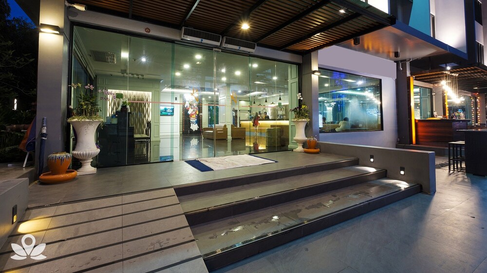 Picnic Hotel Bangkok by ZEN Rooms