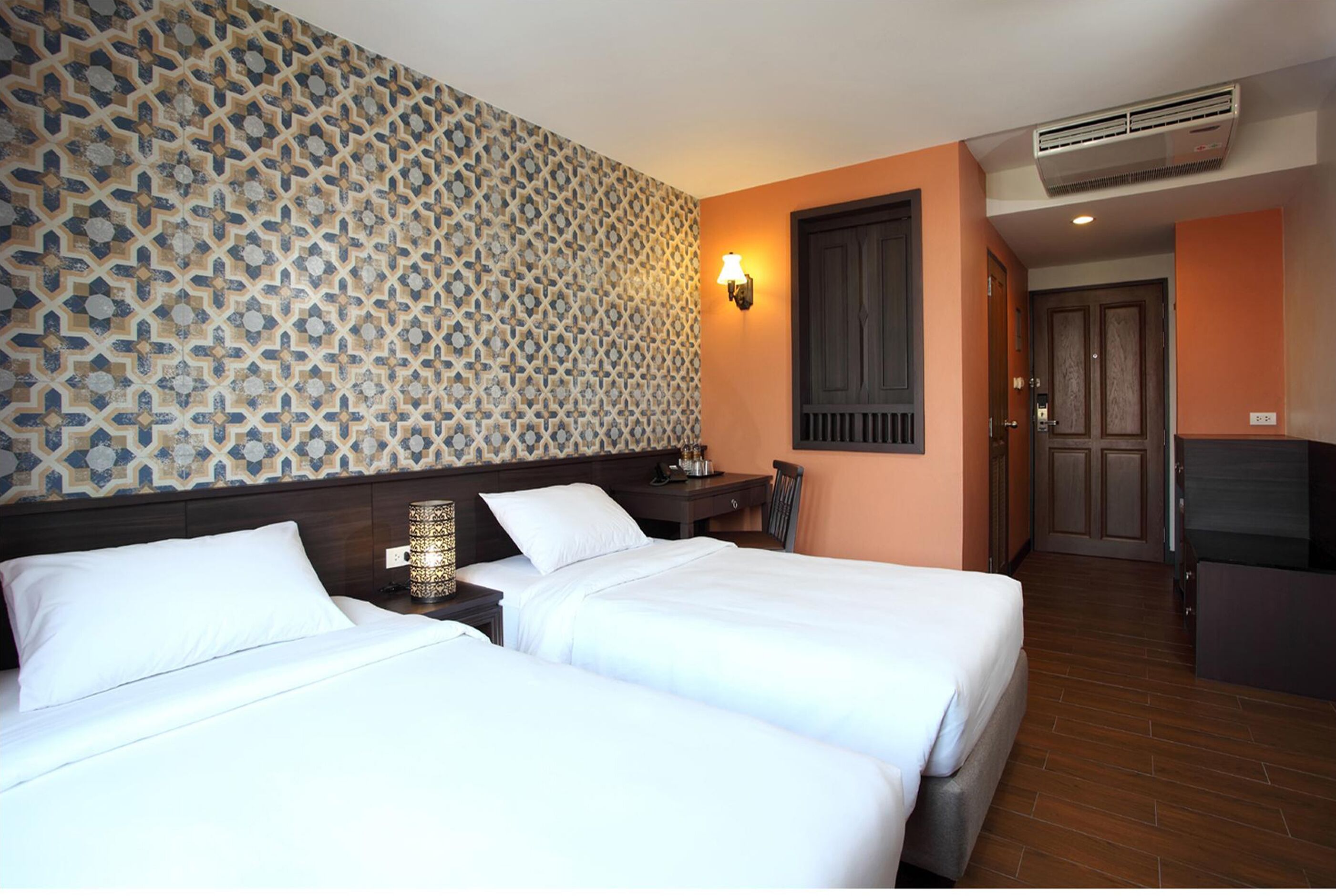 Rambuttri Village Inn & Plaza