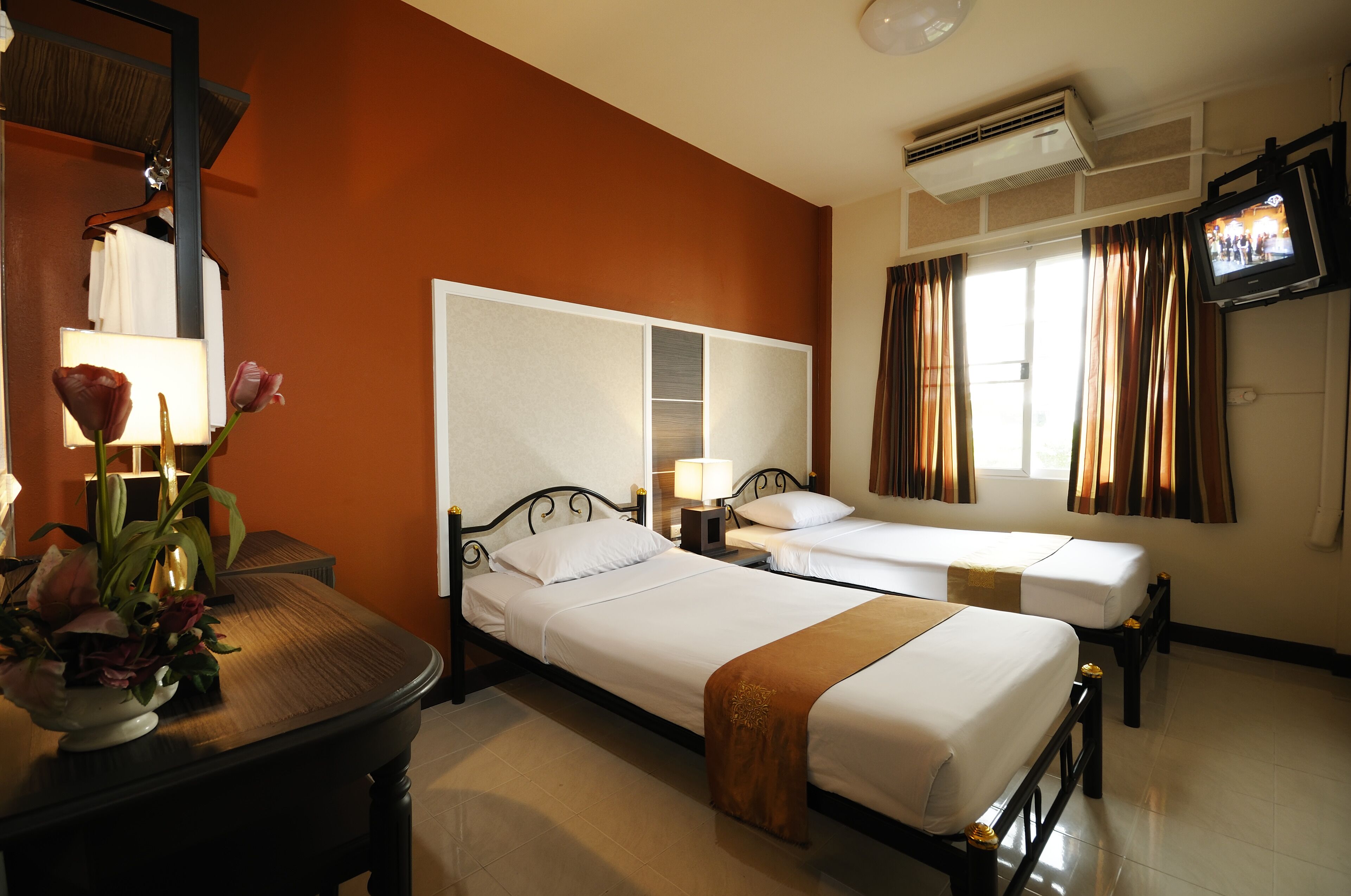 Rambuttri Village Inn & Plaza