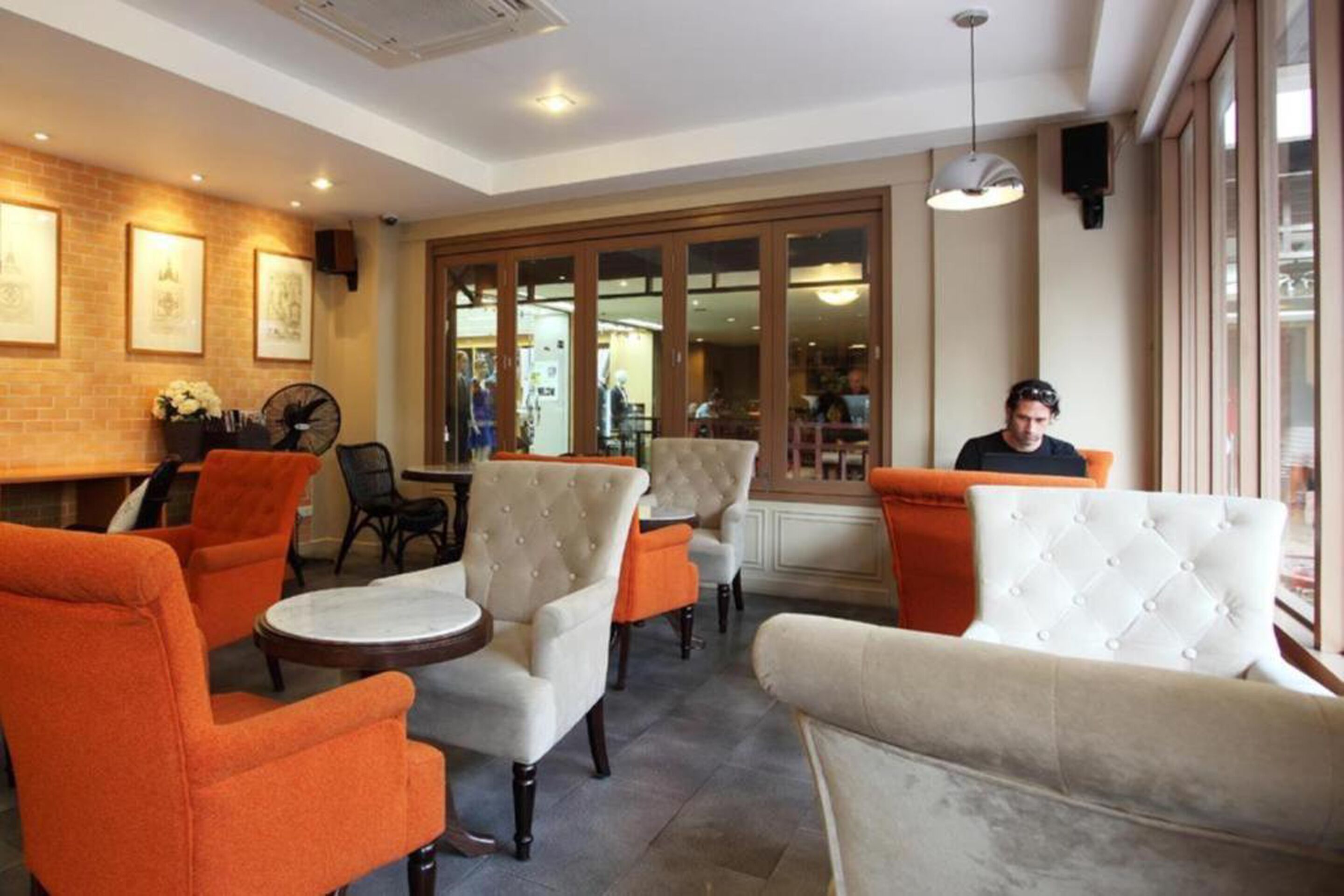 Rambuttri Village Inn & Plaza