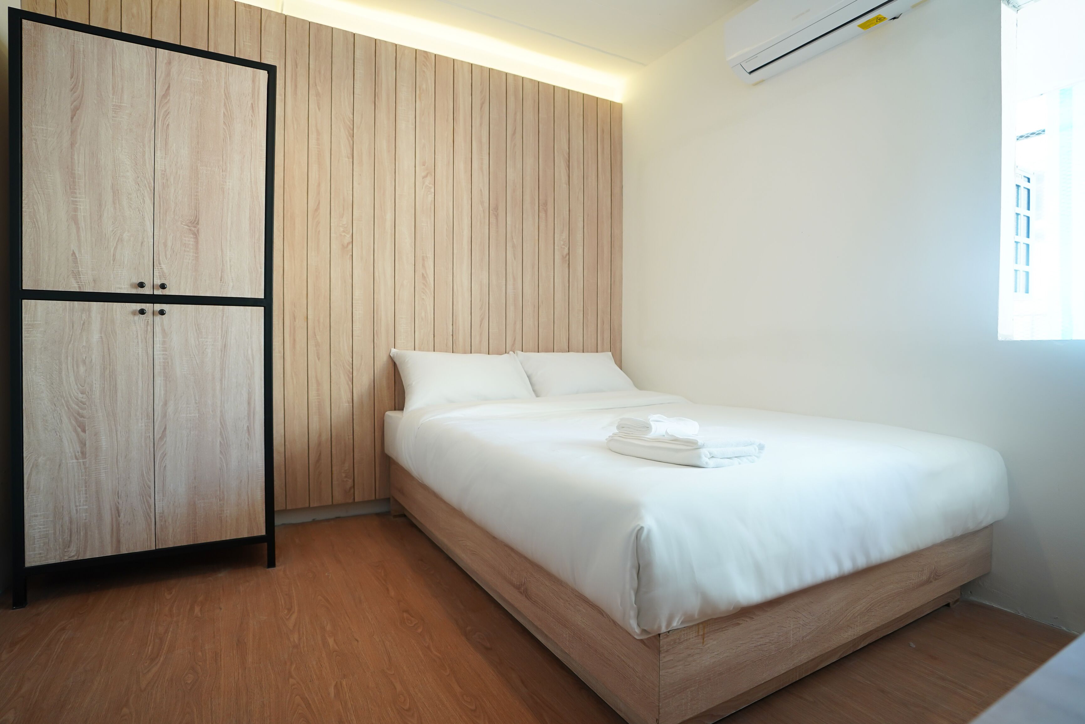 Siam Subway Hostel And Café