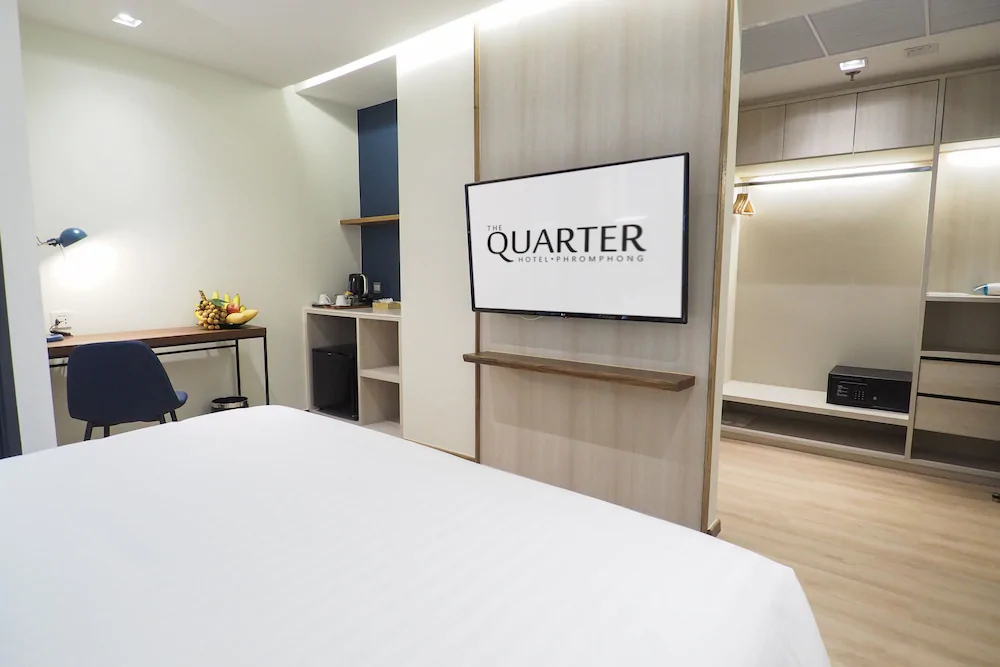 The Quarter Phromphong by Uhg