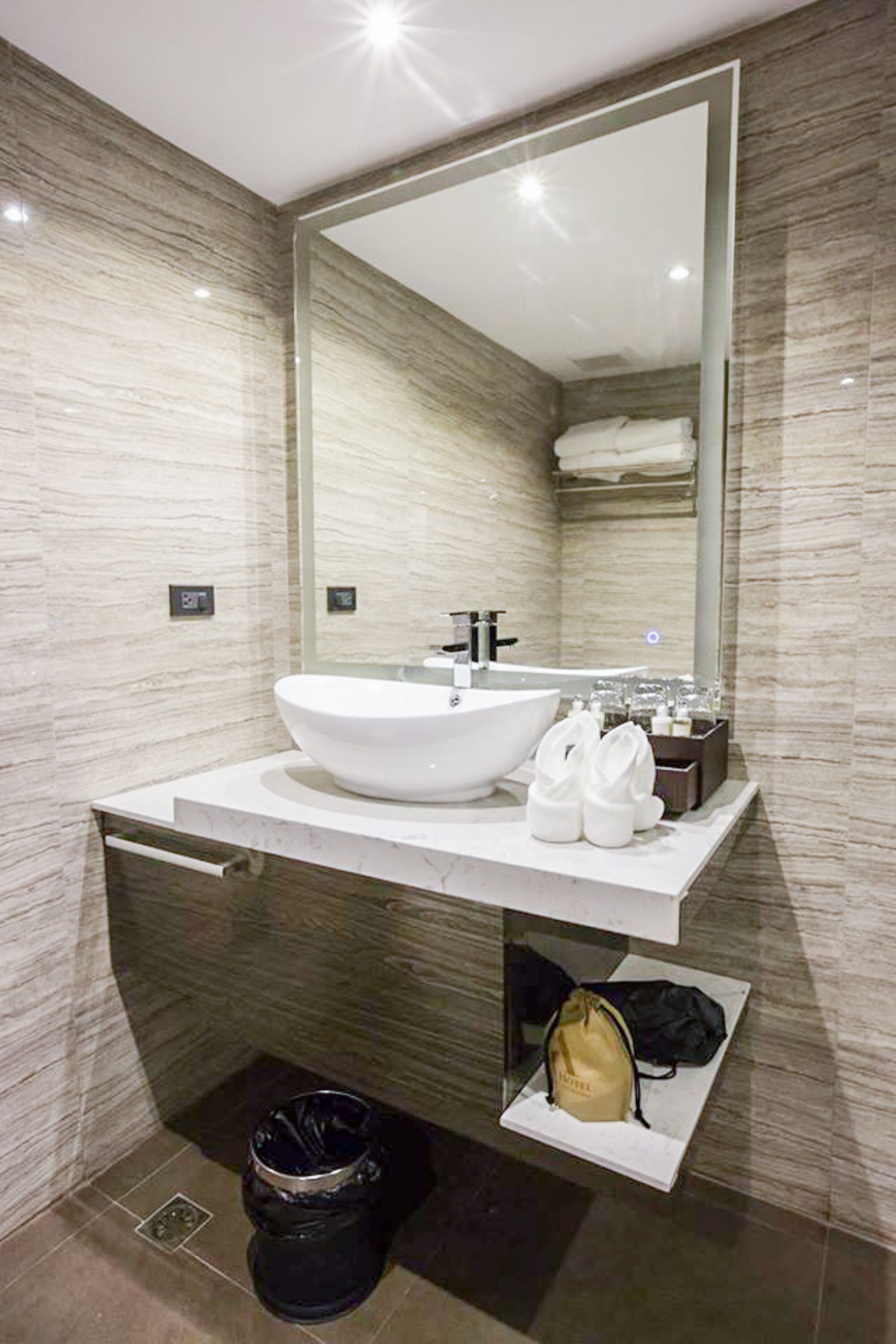 Wealth Lodge Asoke by Favstay