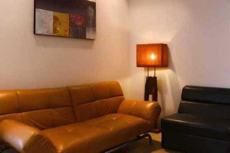 RoomQuest Pratunam Yesterday's Photo Hotel