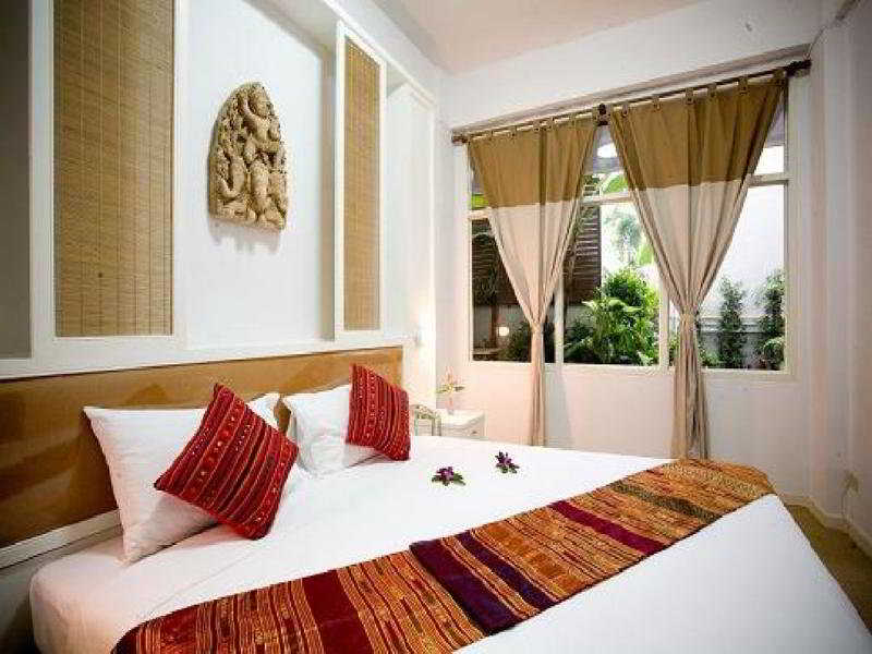 RoomQuest Pratunam Yesterday's Photo Hotel