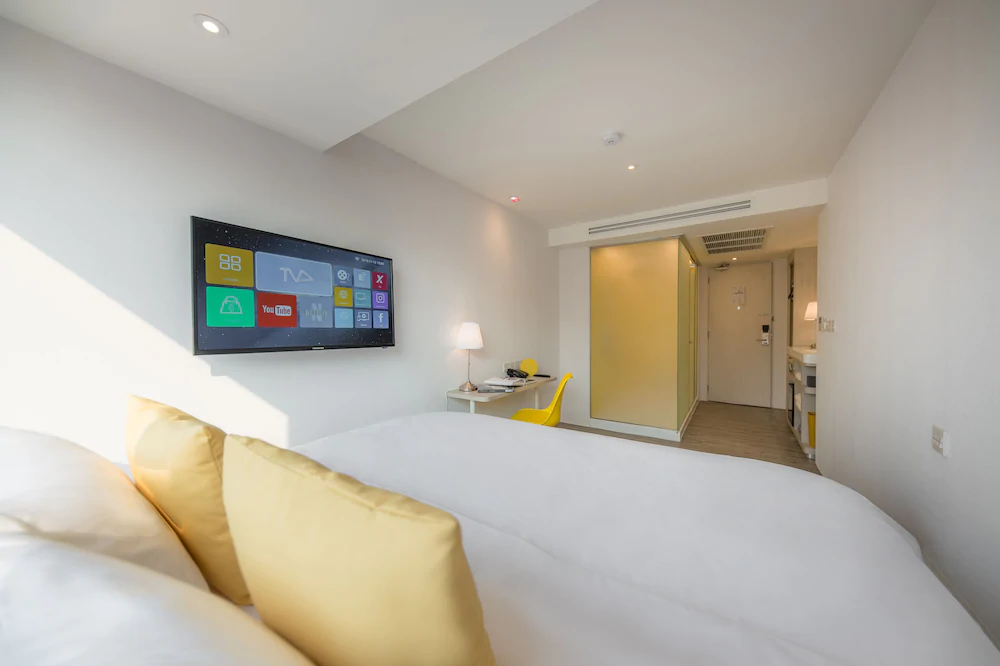 Yello Rooms Victory Monument