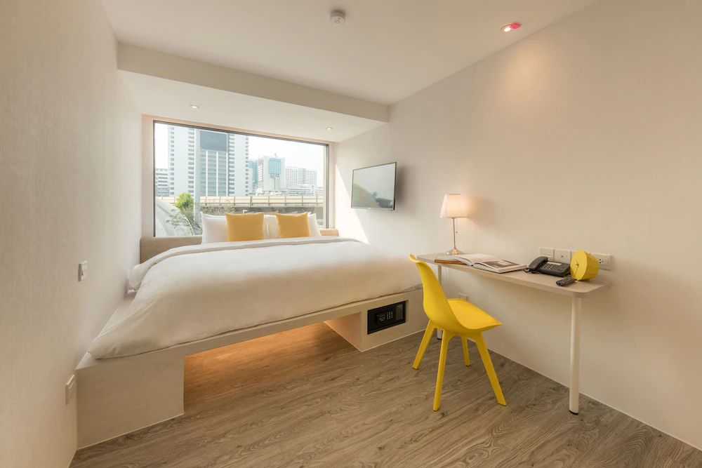 Yello Rooms Victory Monument