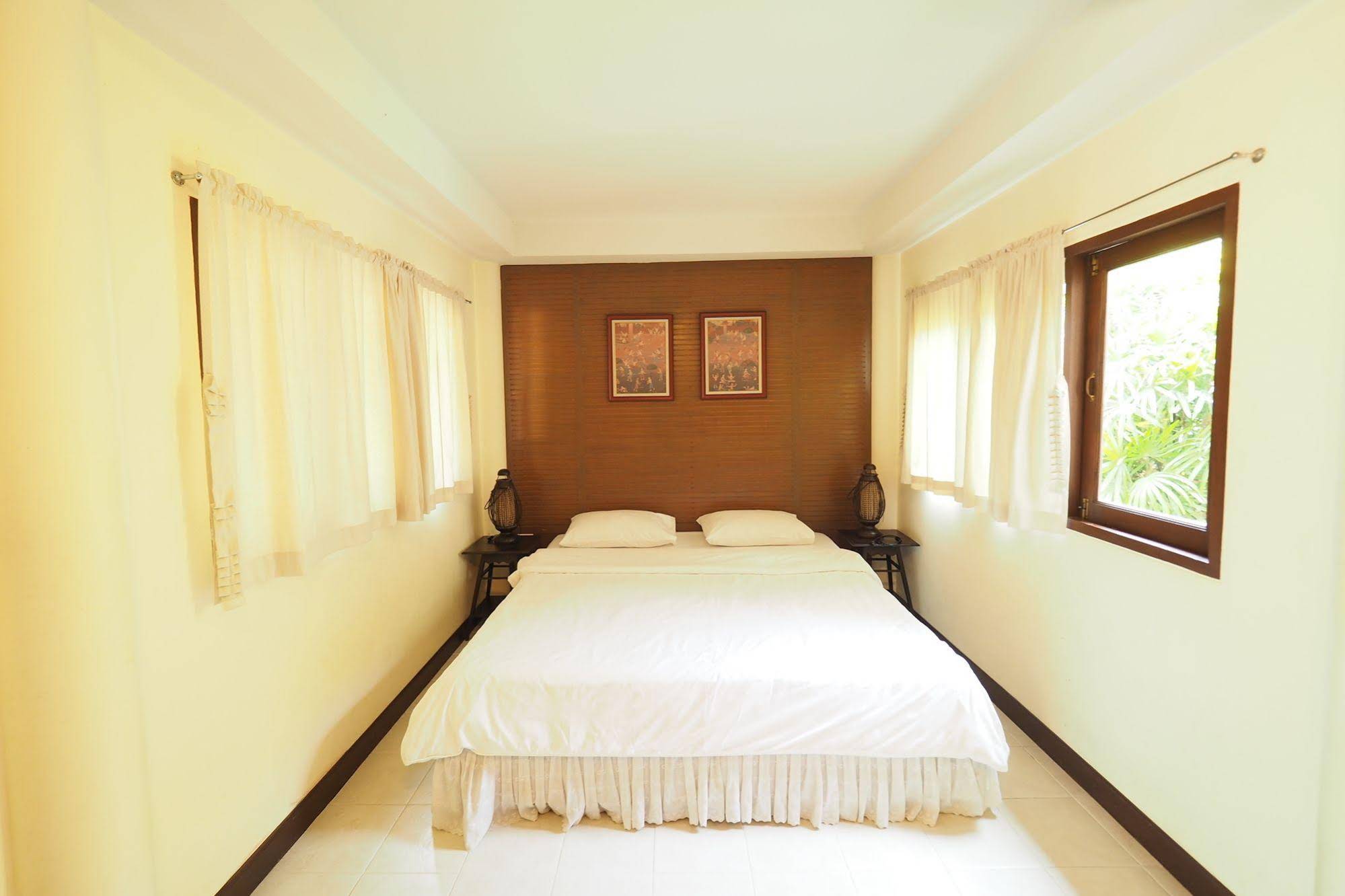 Baan Suan Amphawa