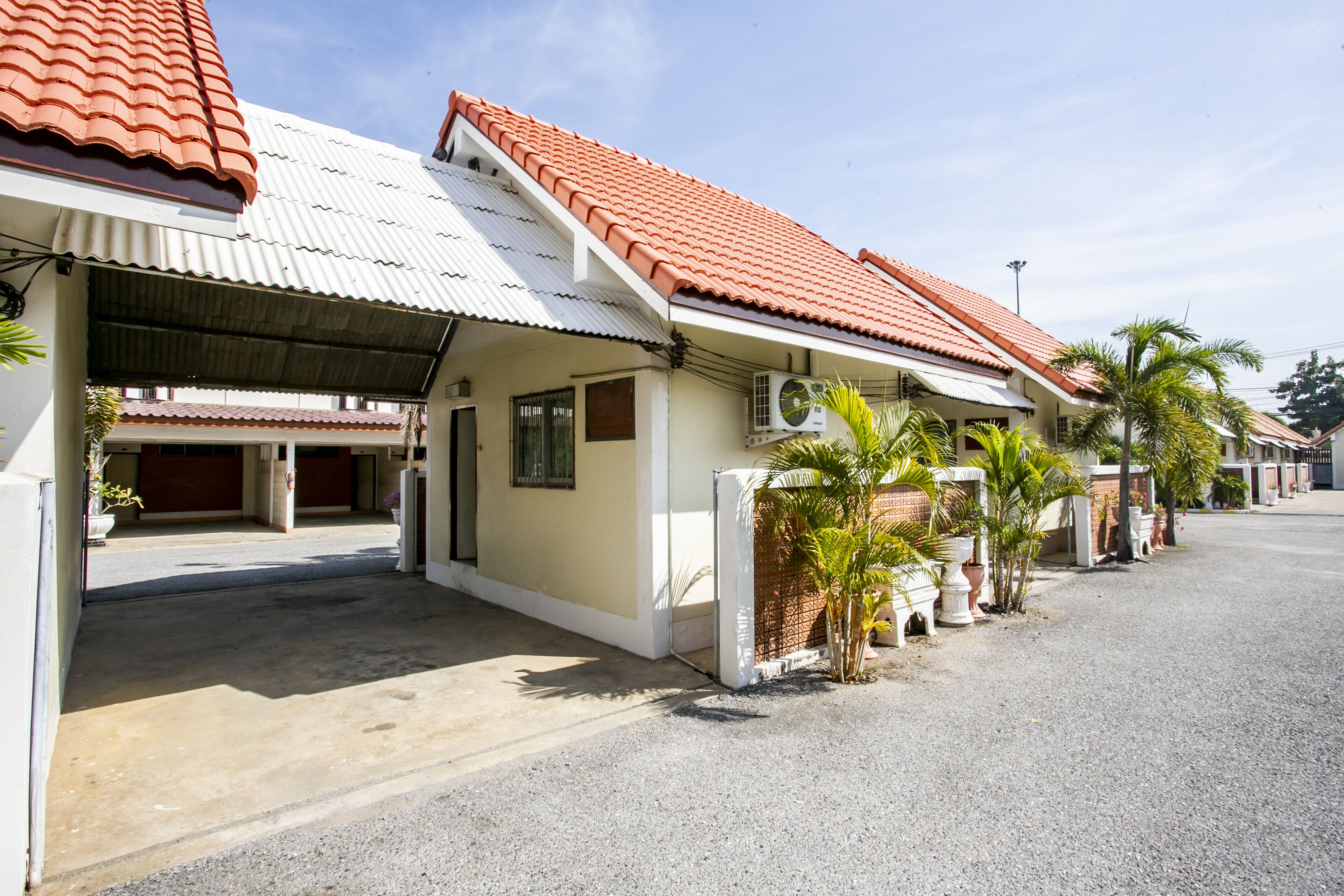 Bualuang Angthong Hotel