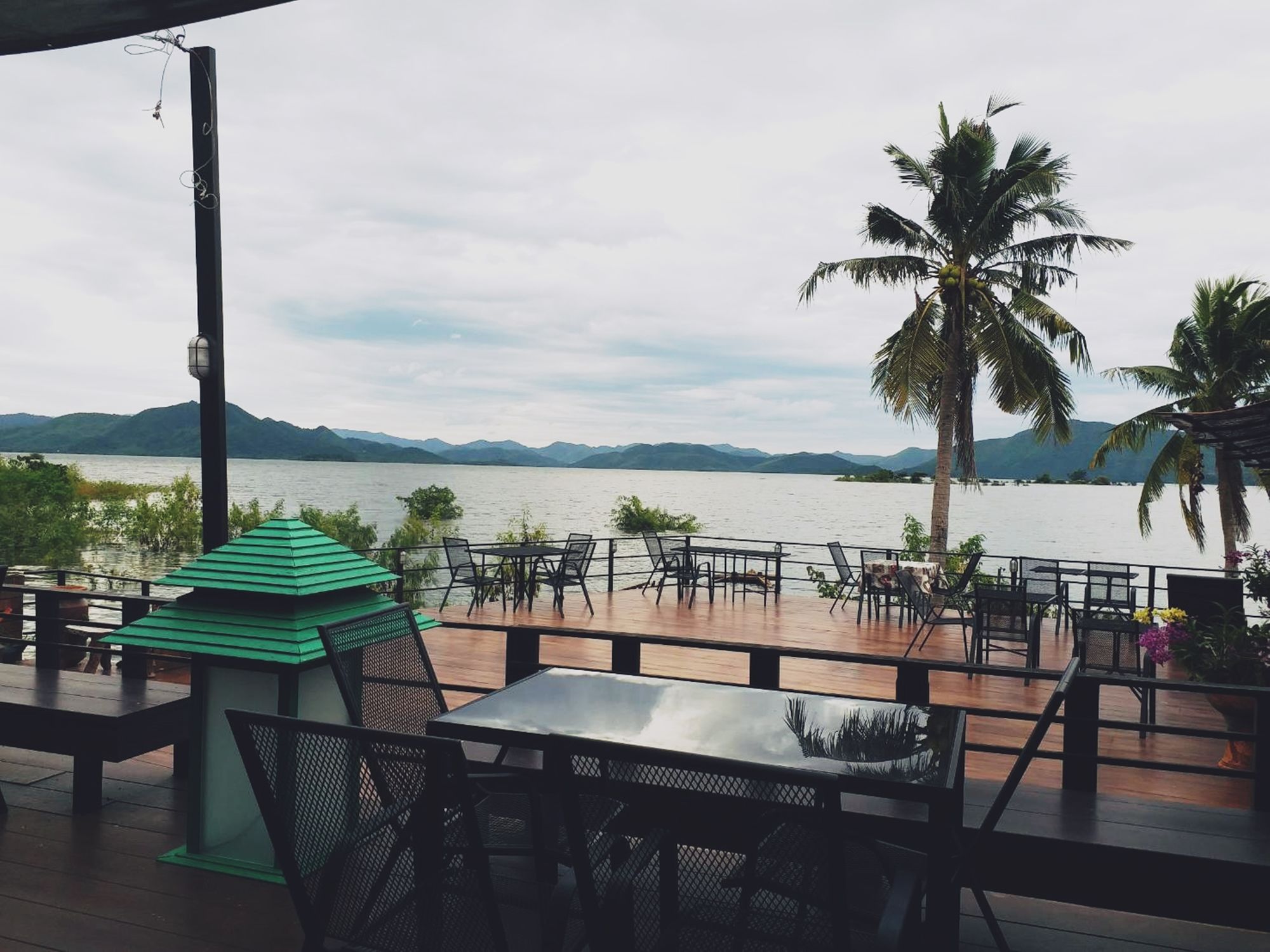 Kaengkrachan Boathouse Paradise Resort