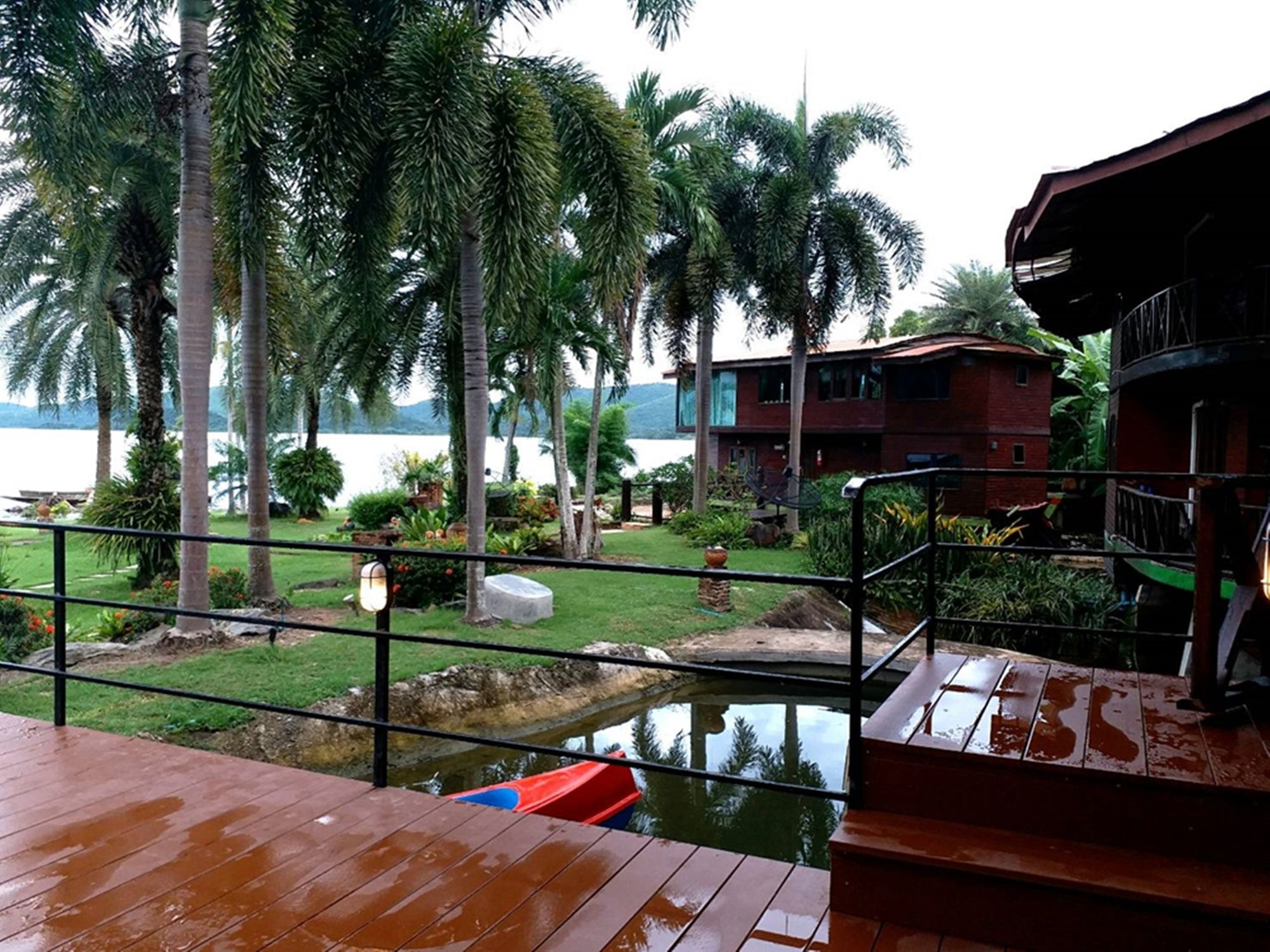 Kaengkrachan Boathouse Paradise Resort