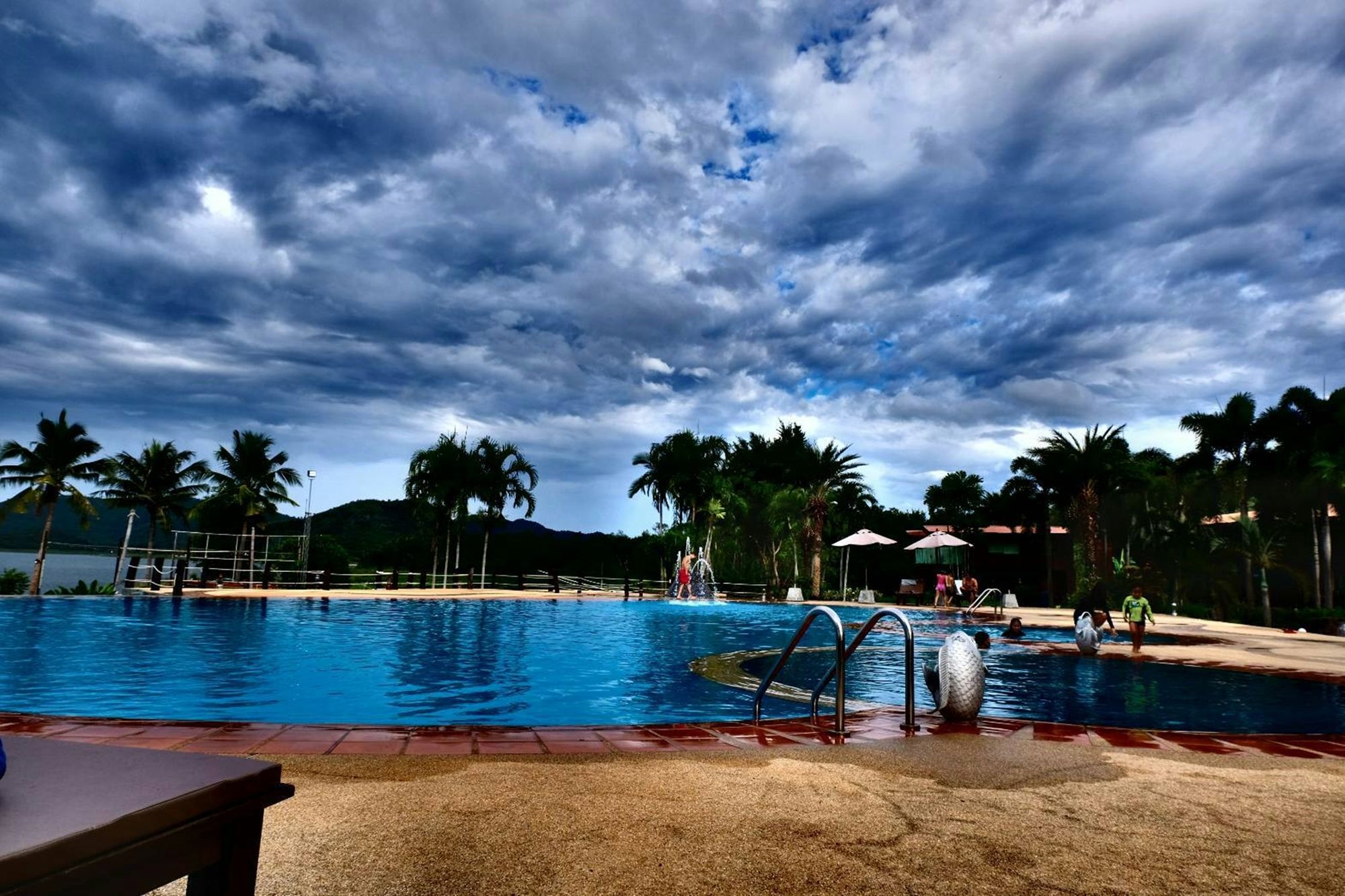 Kaengkrachan Boathouse Paradise Resort