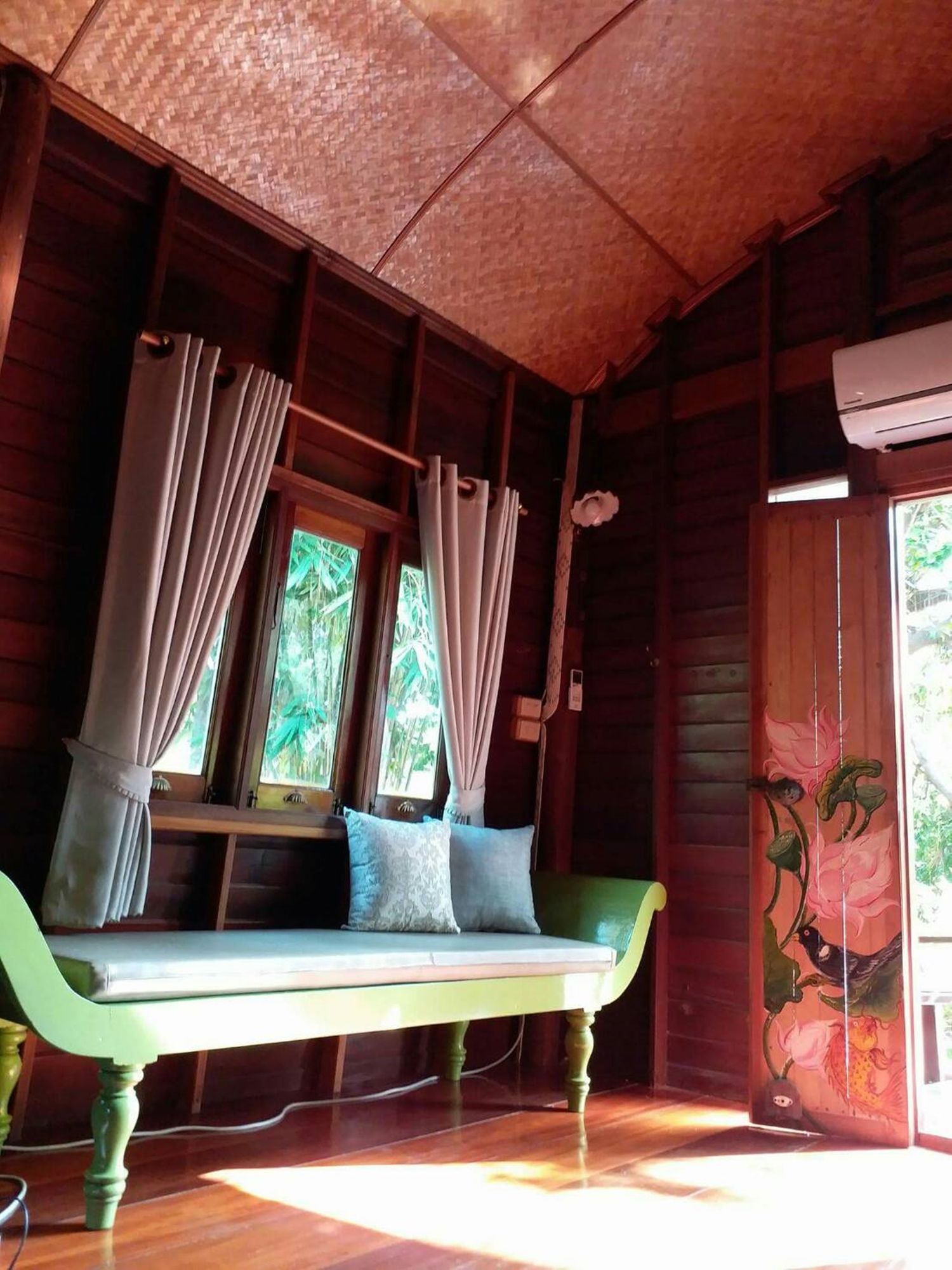 Kaengkrachan Boathouse Paradise Resort