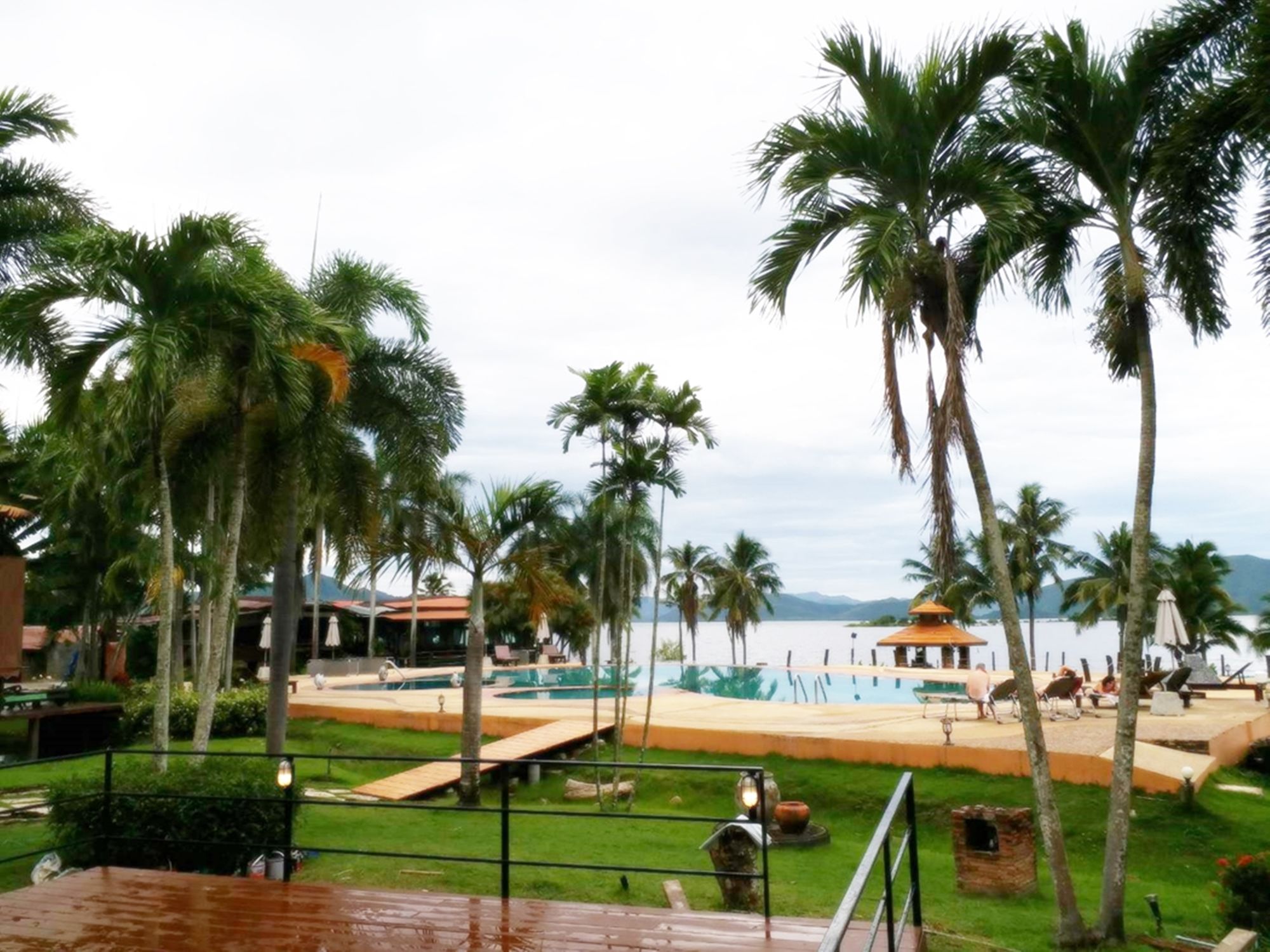 Kaengkrachan Boathouse Paradise Resort