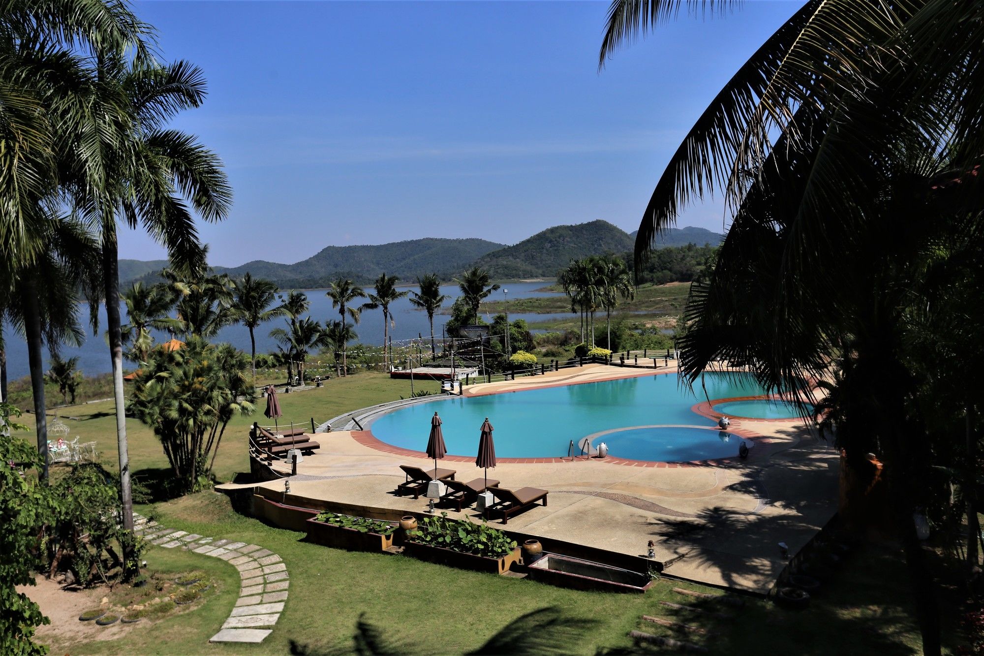 Kaengkrachan Boathouse Paradise Resort
