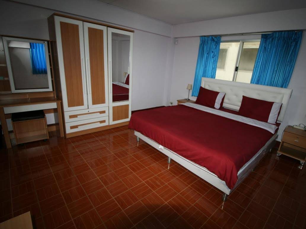 Beachfront Hotel Cha am