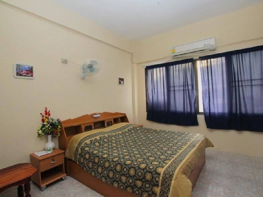 Blue Lagoon Guest House & Bar