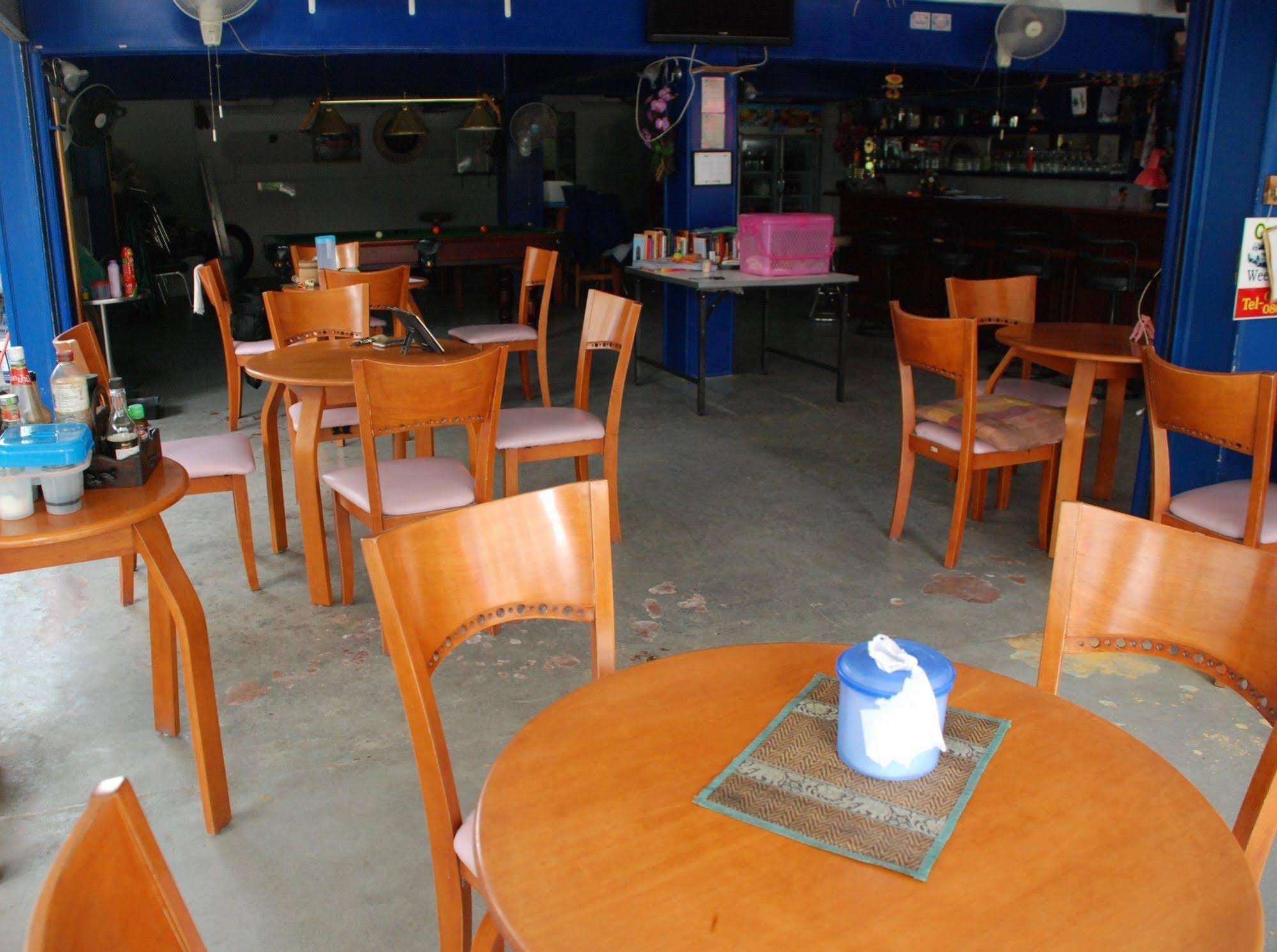 Blue Lagoon Guest House & Bar
