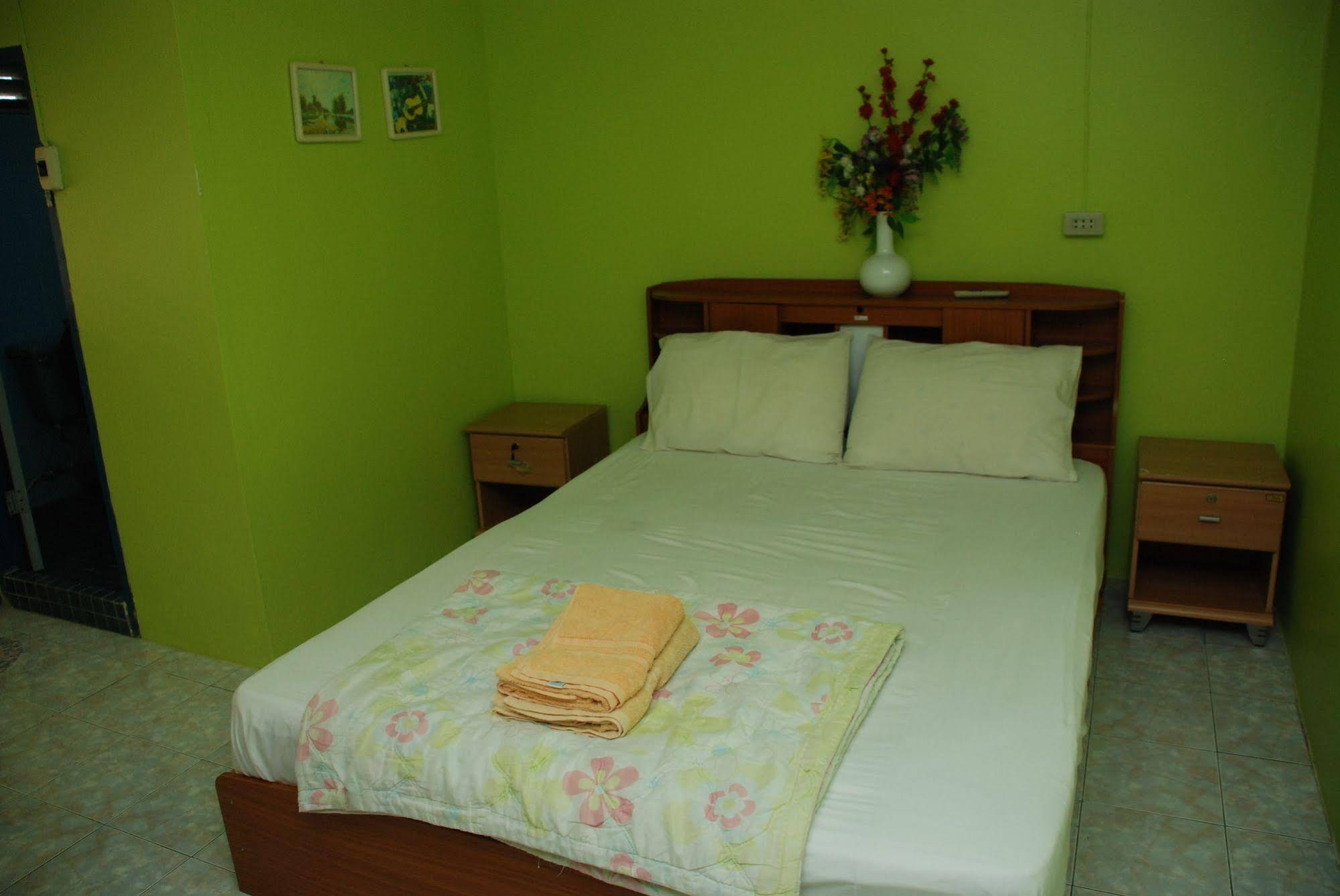 Blue Lagoon Guest House & Bar