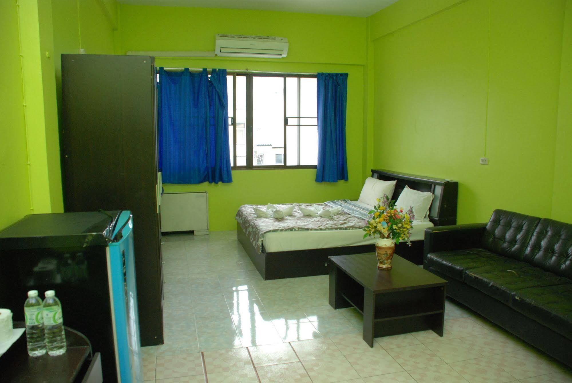 Blue Lagoon Guest House & Bar